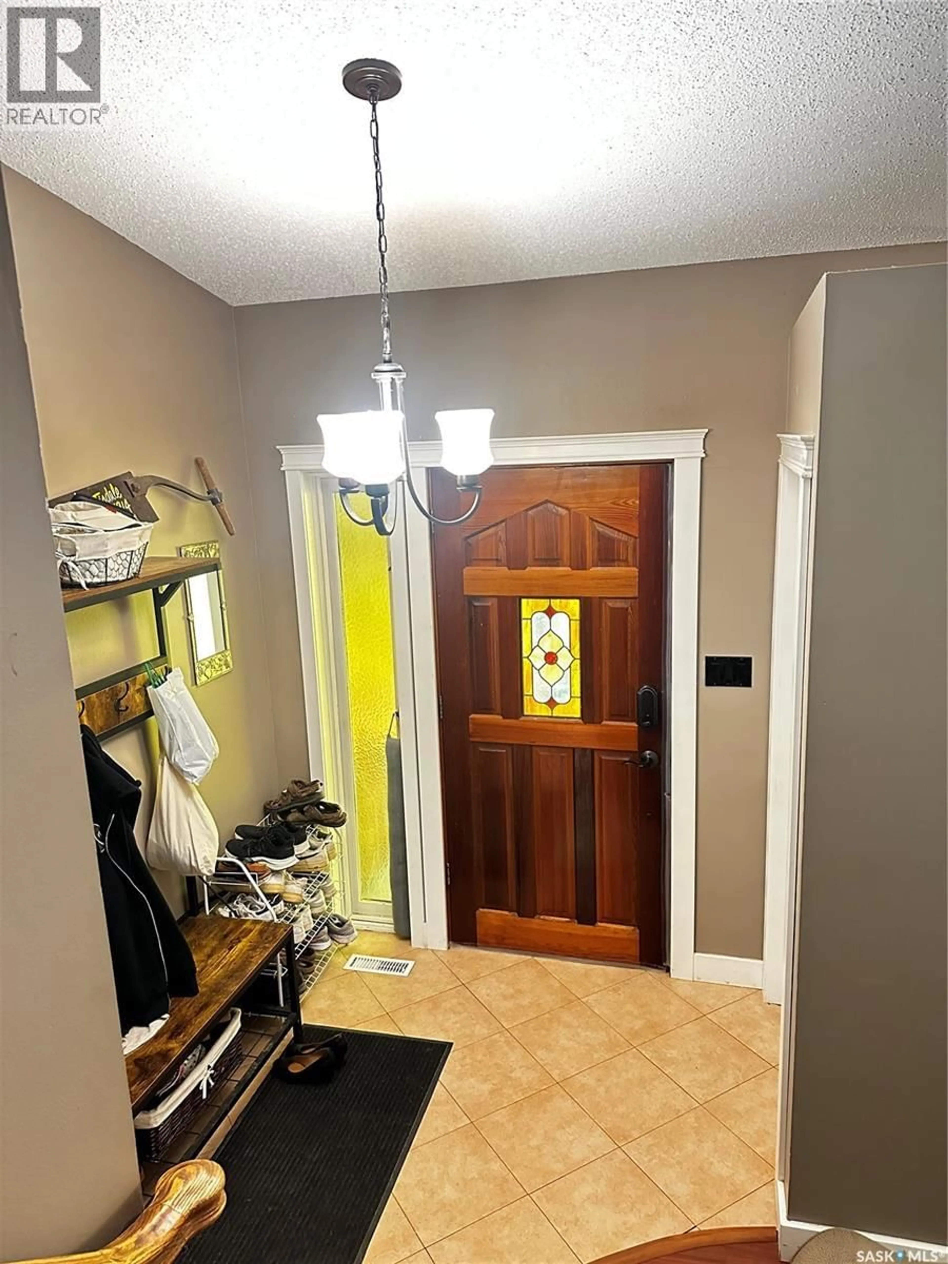 Indoor entryway for 895 BRIMACOMBE DRIVE, Weyburn Saskatchewan S4H3J6