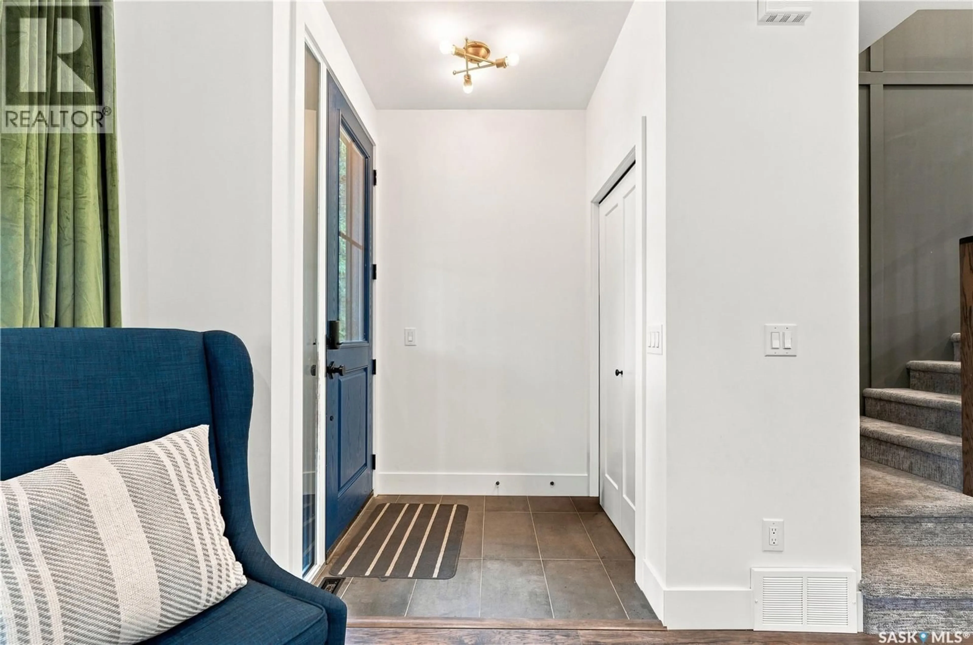 Indoor entryway for 1172 SPADINA CRESCENT, Saskatoon Saskatchewan S7K3H8