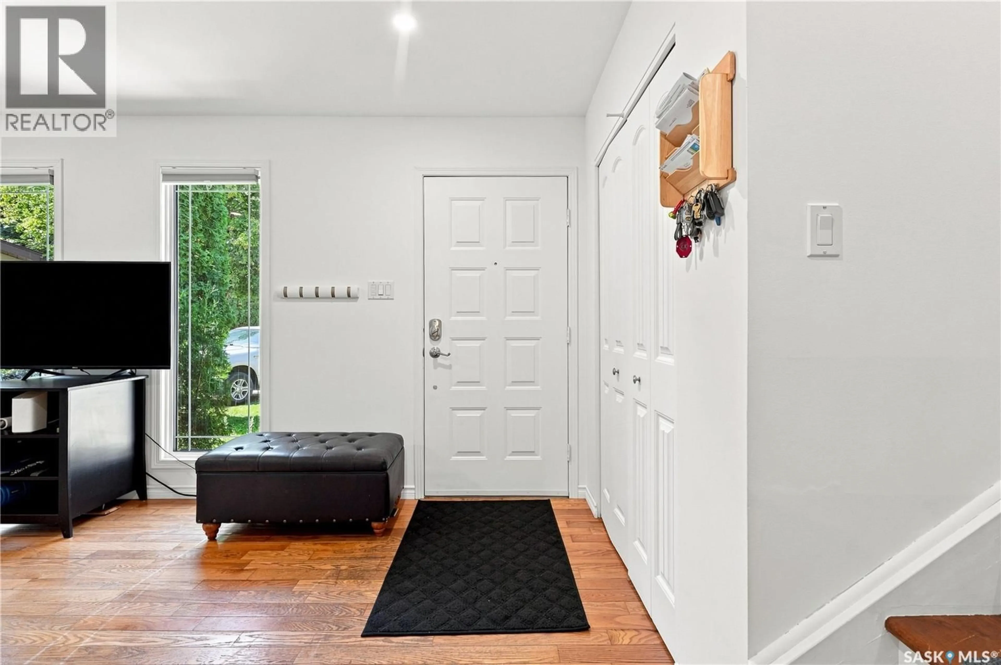 Indoor entryway for 210 FROBISHER CRESCENT, Saskatoon Saskatchewan S7K4Y7