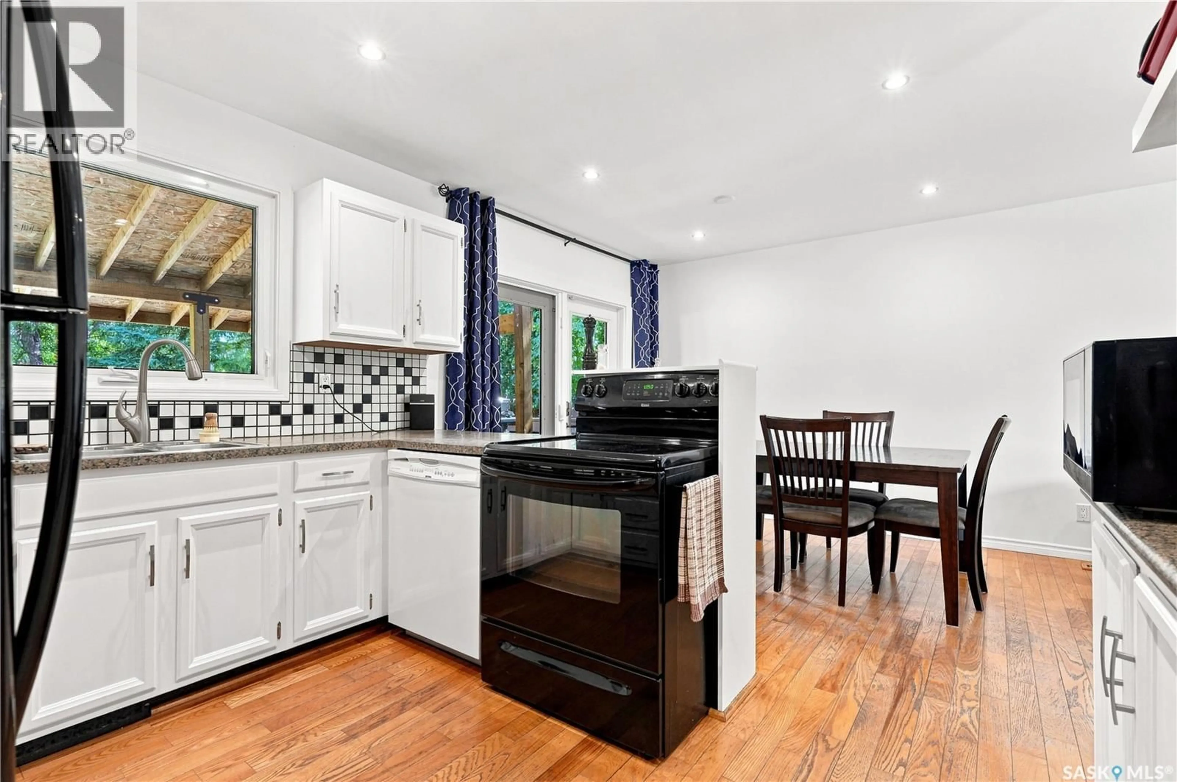 Open concept kitchen, ceramic/tile floor for 210 FROBISHER CRESCENT, Saskatoon Saskatchewan S7K4Y7