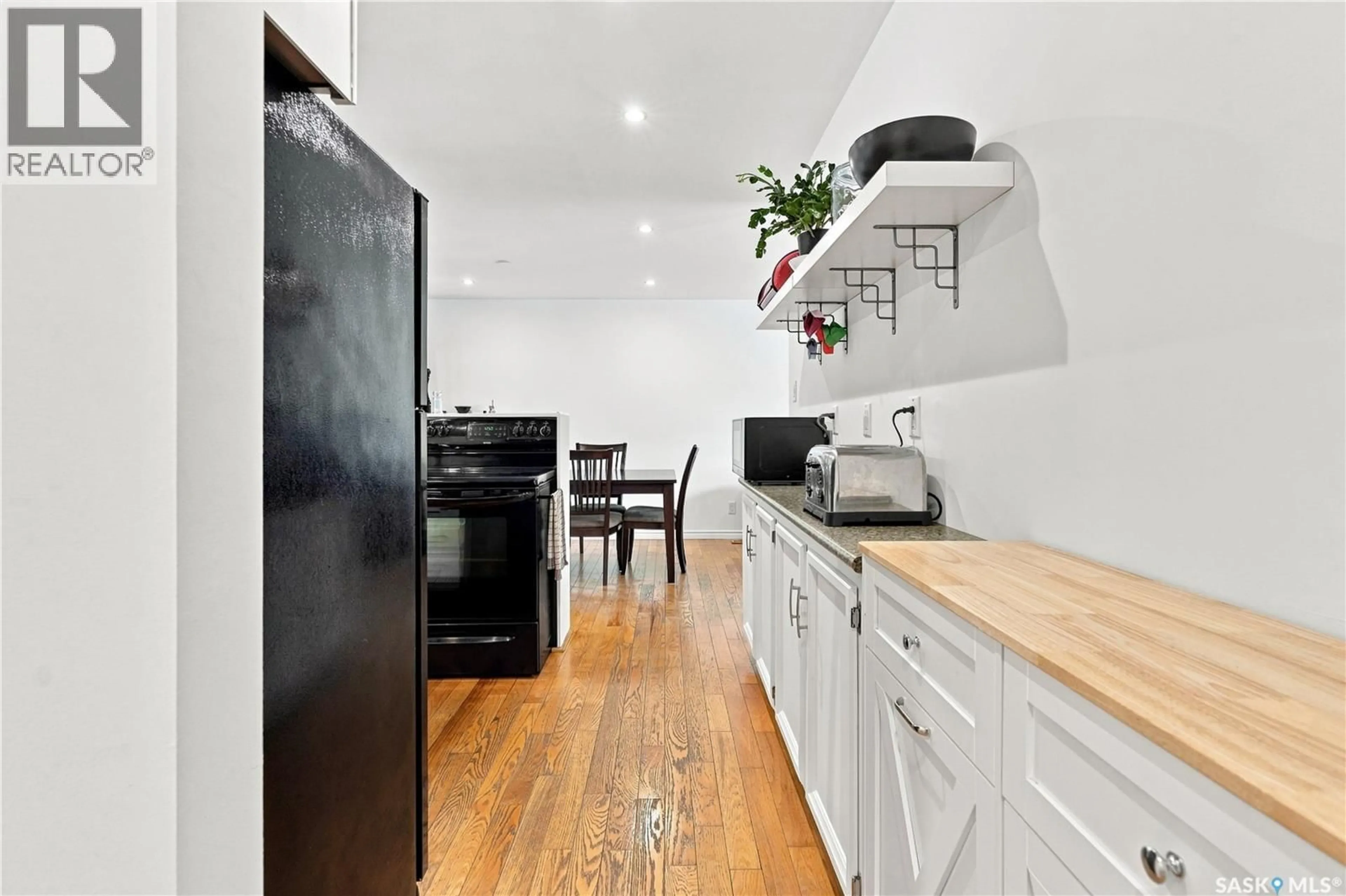Standard kitchen, unknown for 210 FROBISHER CRESCENT, Saskatoon Saskatchewan S7K4Y7