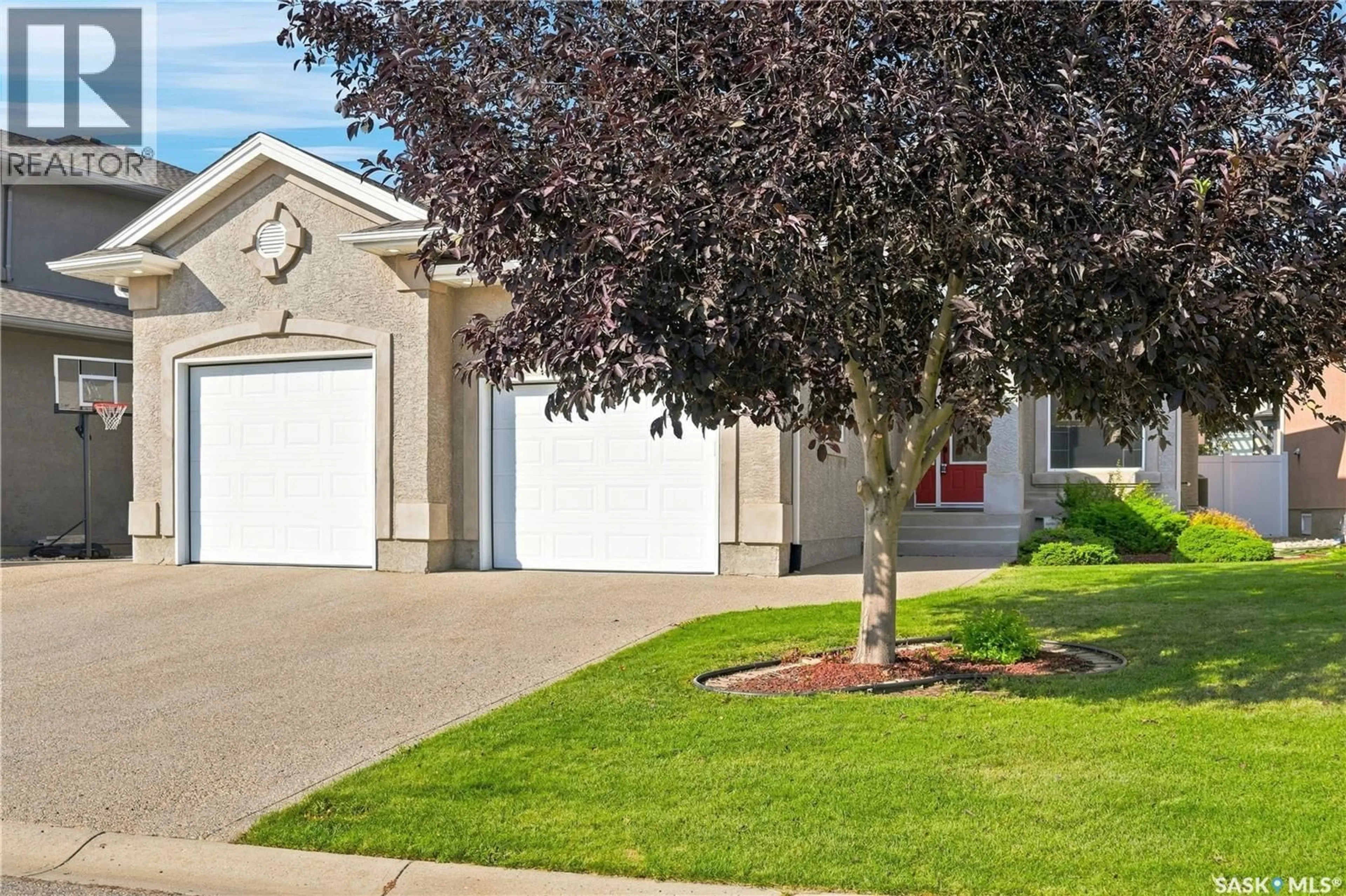 Home with vinyl exterior material, street for 6407 WASCANA COURT BAY, Regina Saskatchewan S4V3E6
