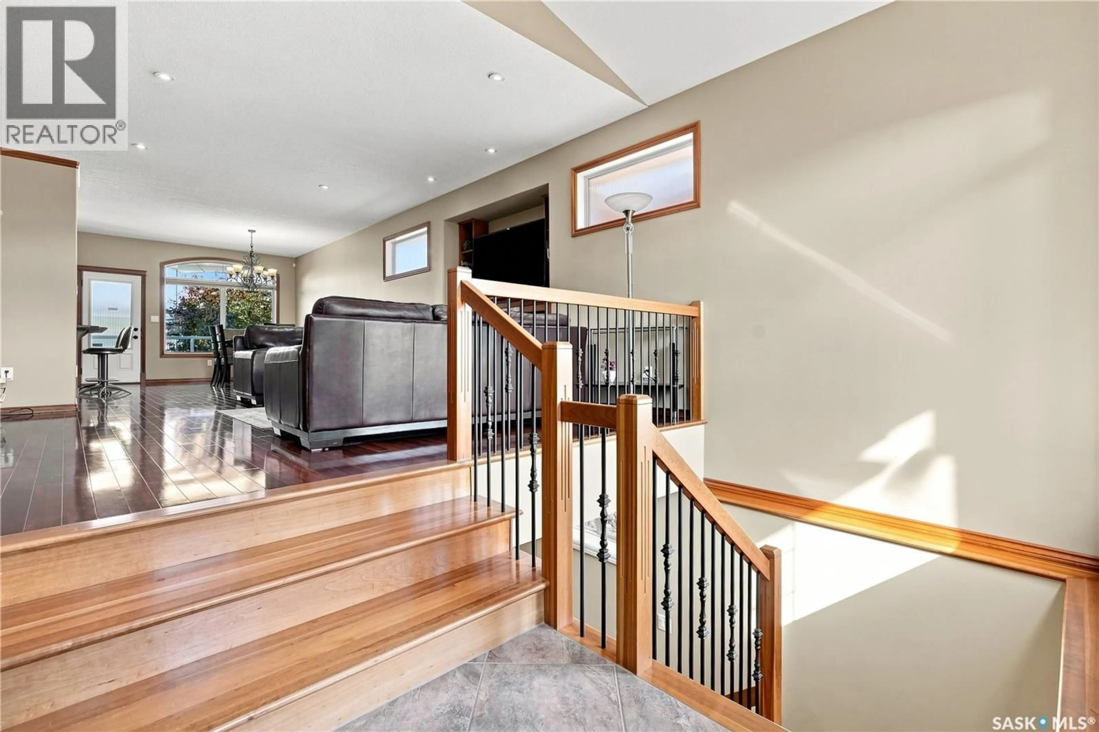 Indoor foyer for 6407 WASCANA COURT BAY, Regina Saskatchewan S4V3E6