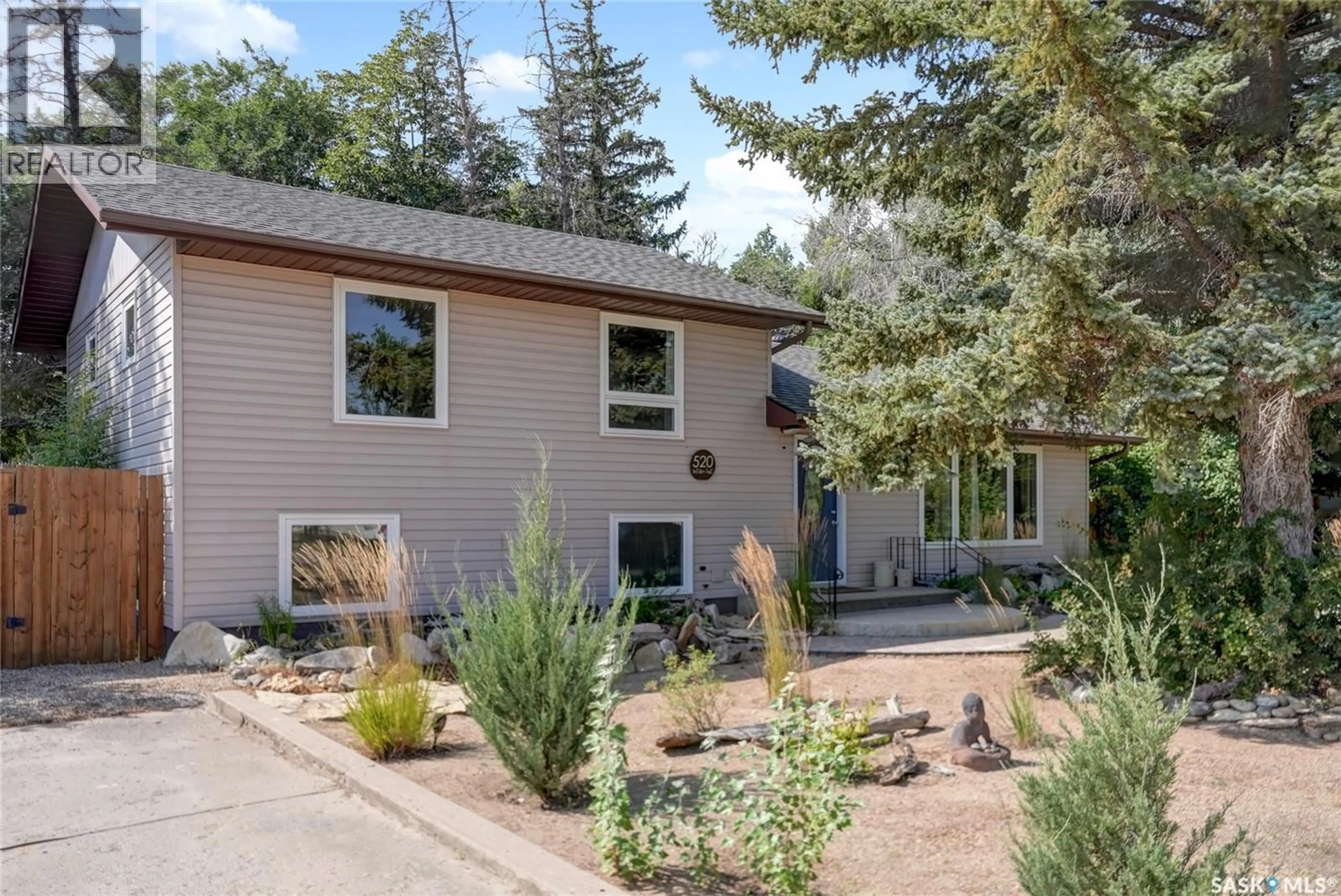 Home with vinyl exterior material, unknown for 520 3RD AVENUE, Assiniboia Saskatchewan S0H0B0