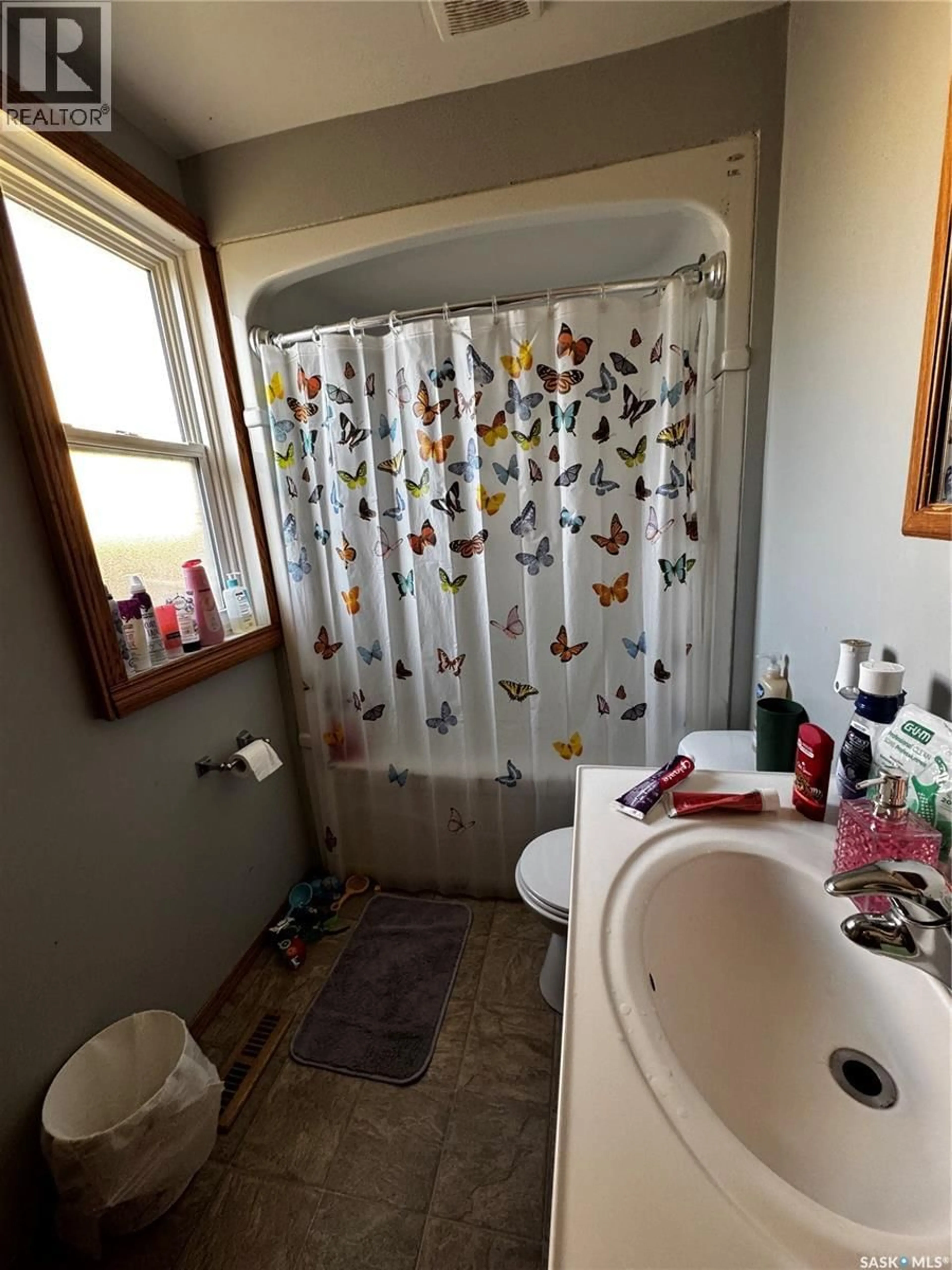 Standard bathroom, unknown for 1331 B AVENUE, Saskatoon Saskatchewan S7L1G6