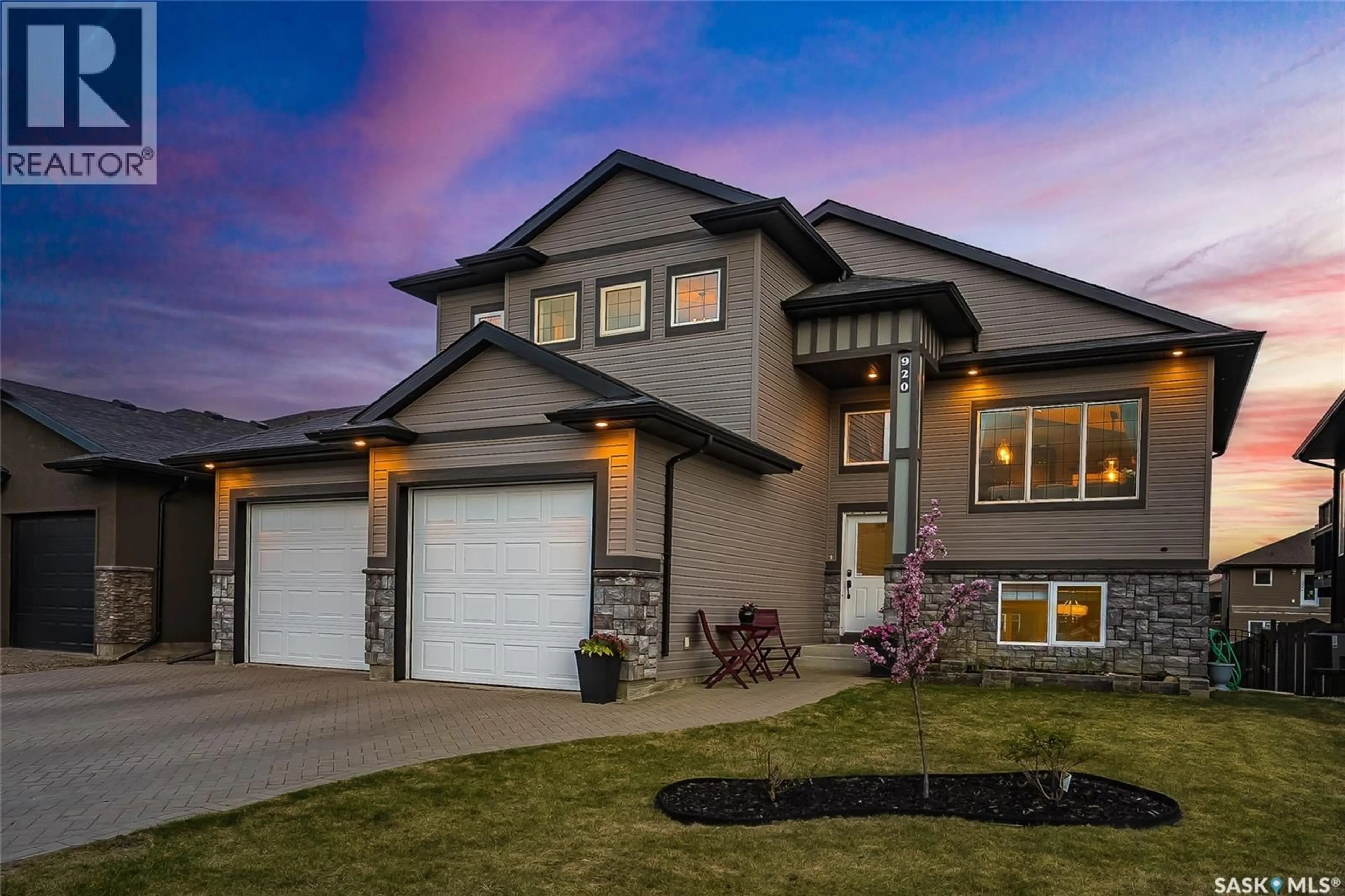 Home with vinyl exterior material, street for 920 COPPERMINE WAY, Martensville Saskatchewan S0K0A2