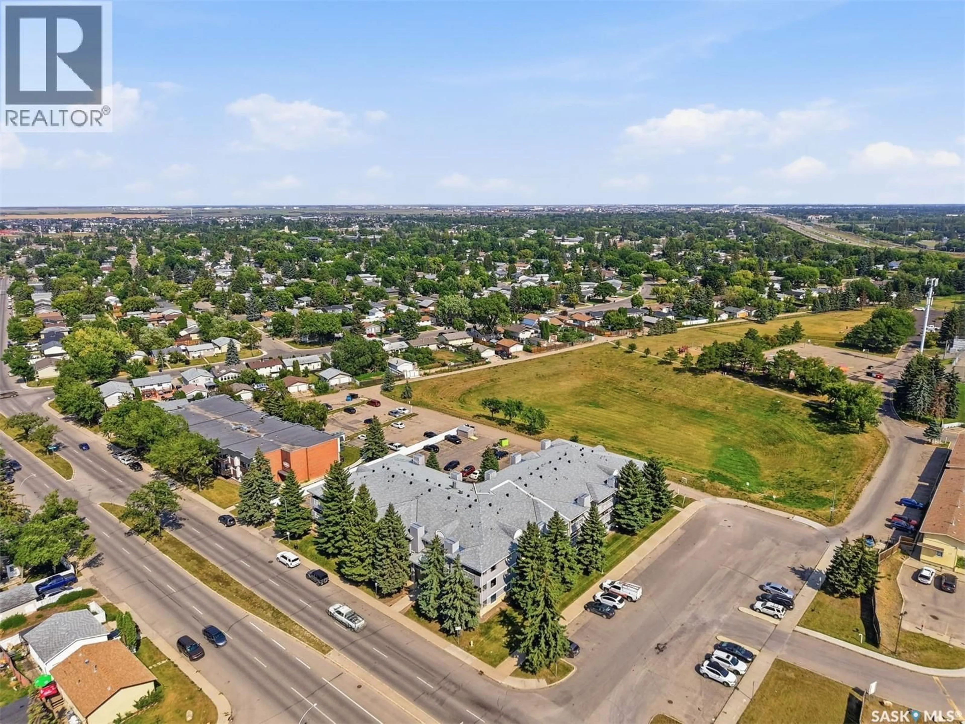 A pic from outside/outdoor area/front of a property/back of a property/a pic from drone, street for 706 - 211 CONFEDERATION DRIVE, Saskatoon Saskatchewan S7L5R7