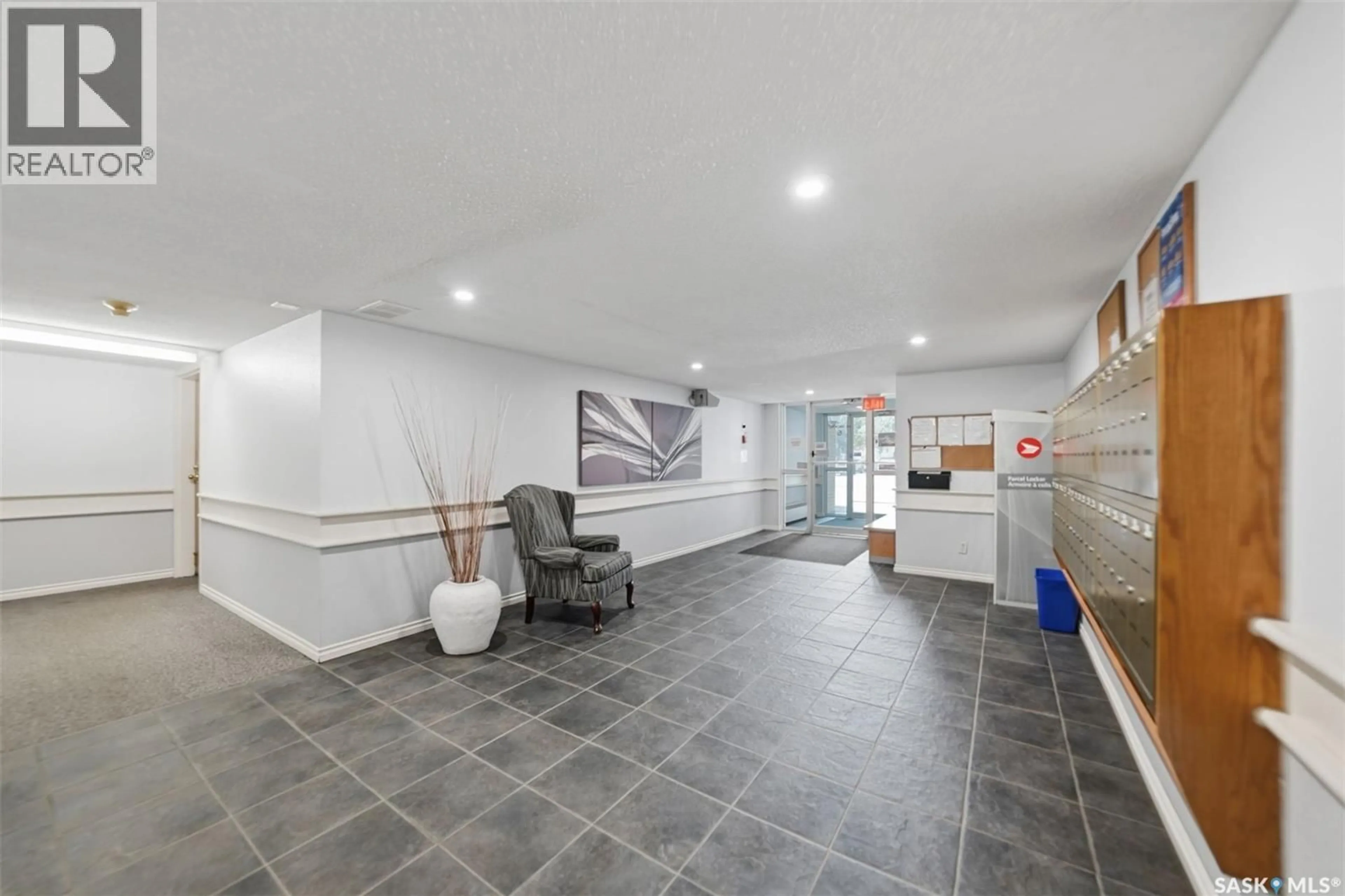 Indoor foyer for 706 - 211 CONFEDERATION DRIVE, Saskatoon Saskatchewan S7L5R7