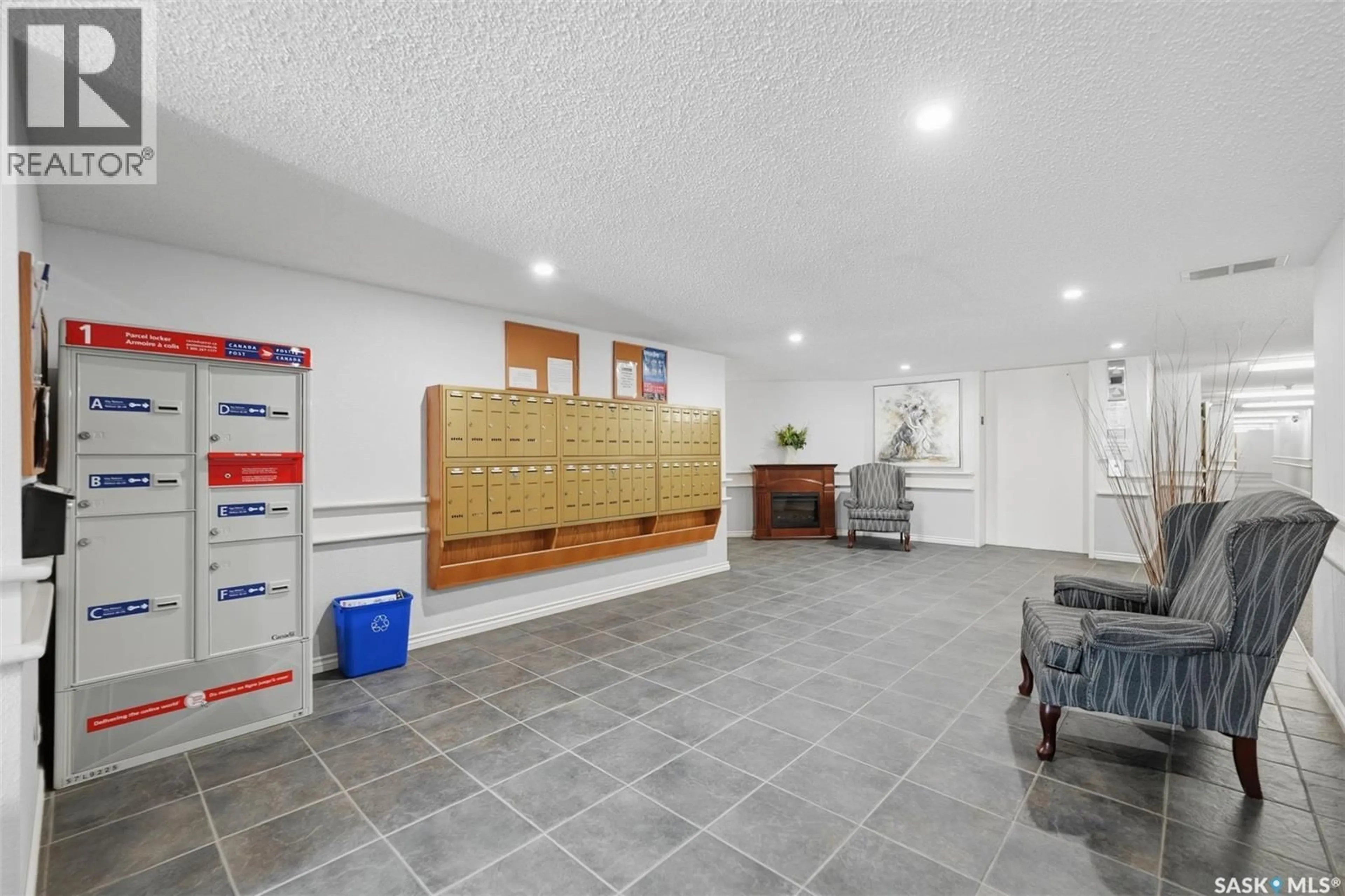 Indoor foyer for 706 - 211 CONFEDERATION DRIVE, Saskatoon Saskatchewan S7L5R7