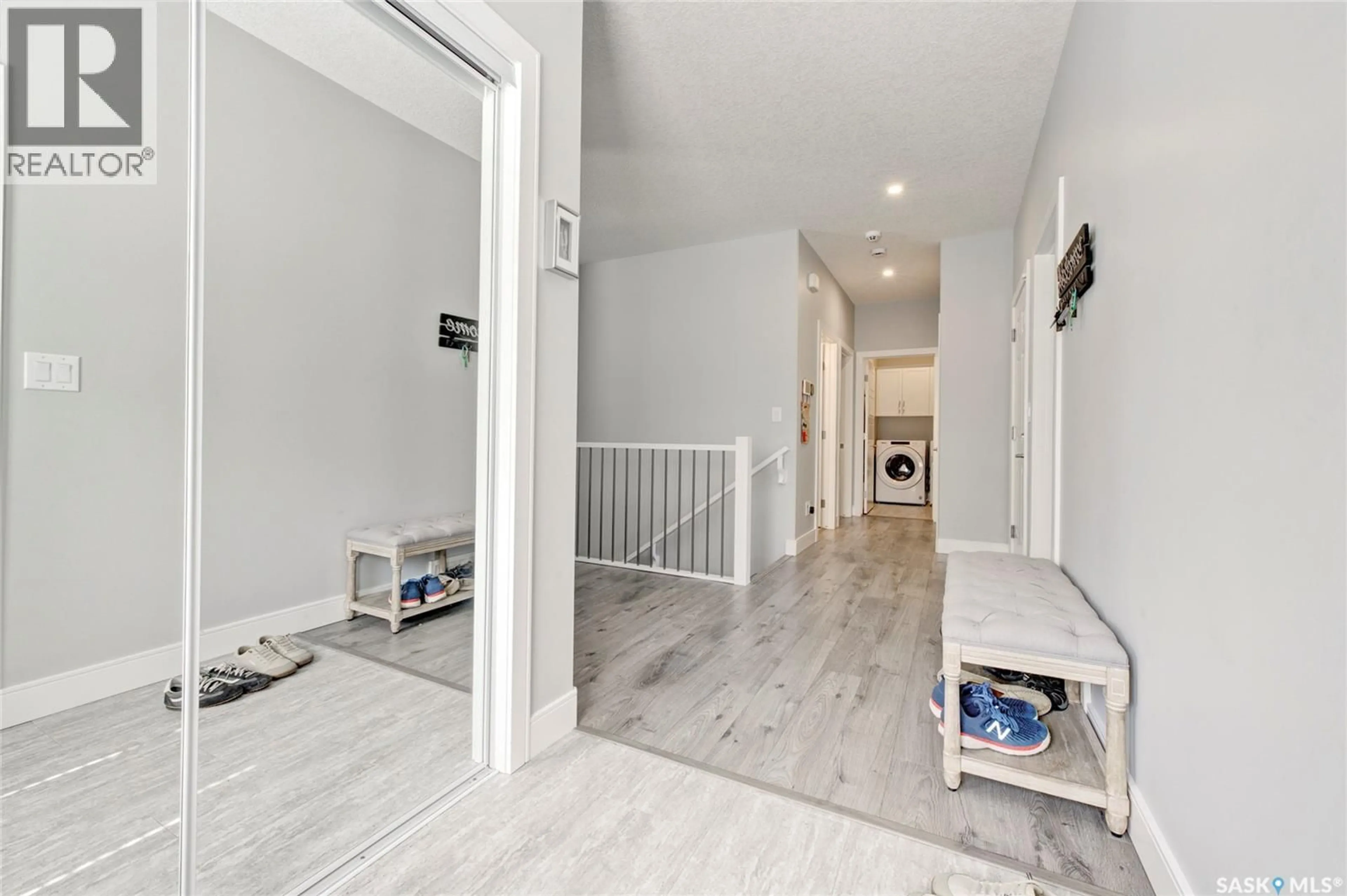 Indoor entryway for 3206 11TH STREET, Saskatoon Saskatchewan S7M5Z1