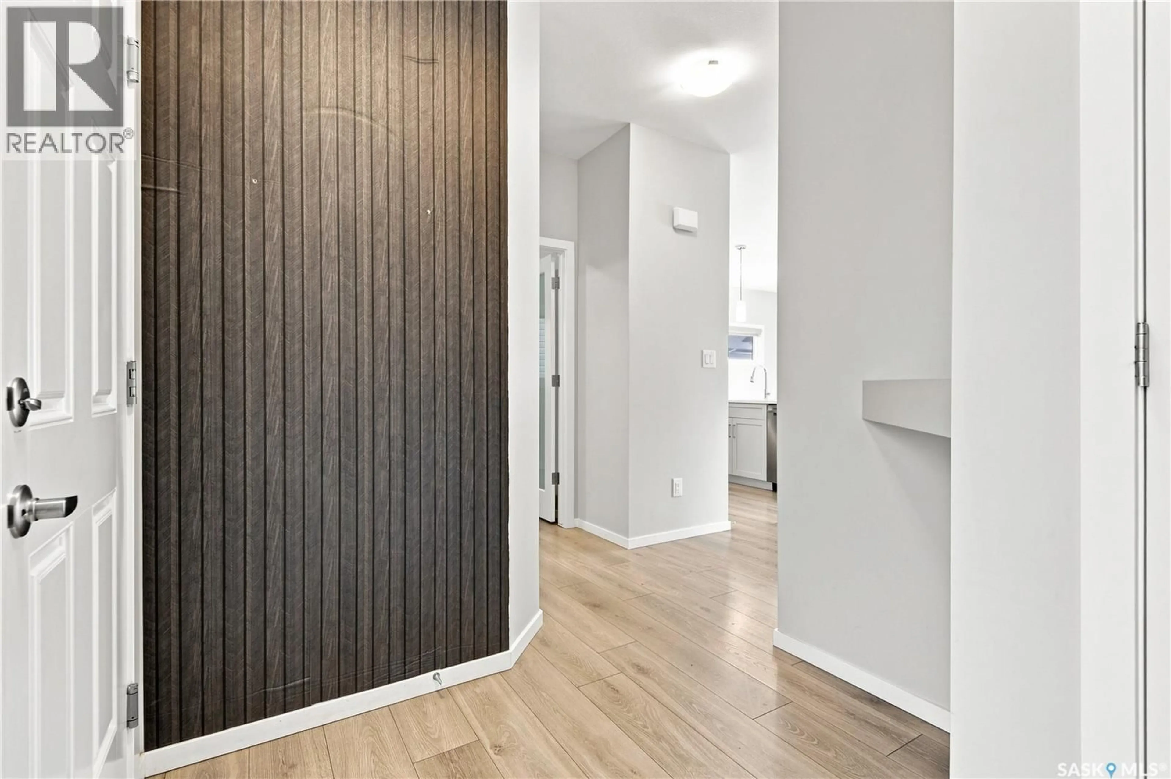 Indoor entryway for 450 ANISKOTAW WAY, Saskatoon Saskatchewan S7V1M3