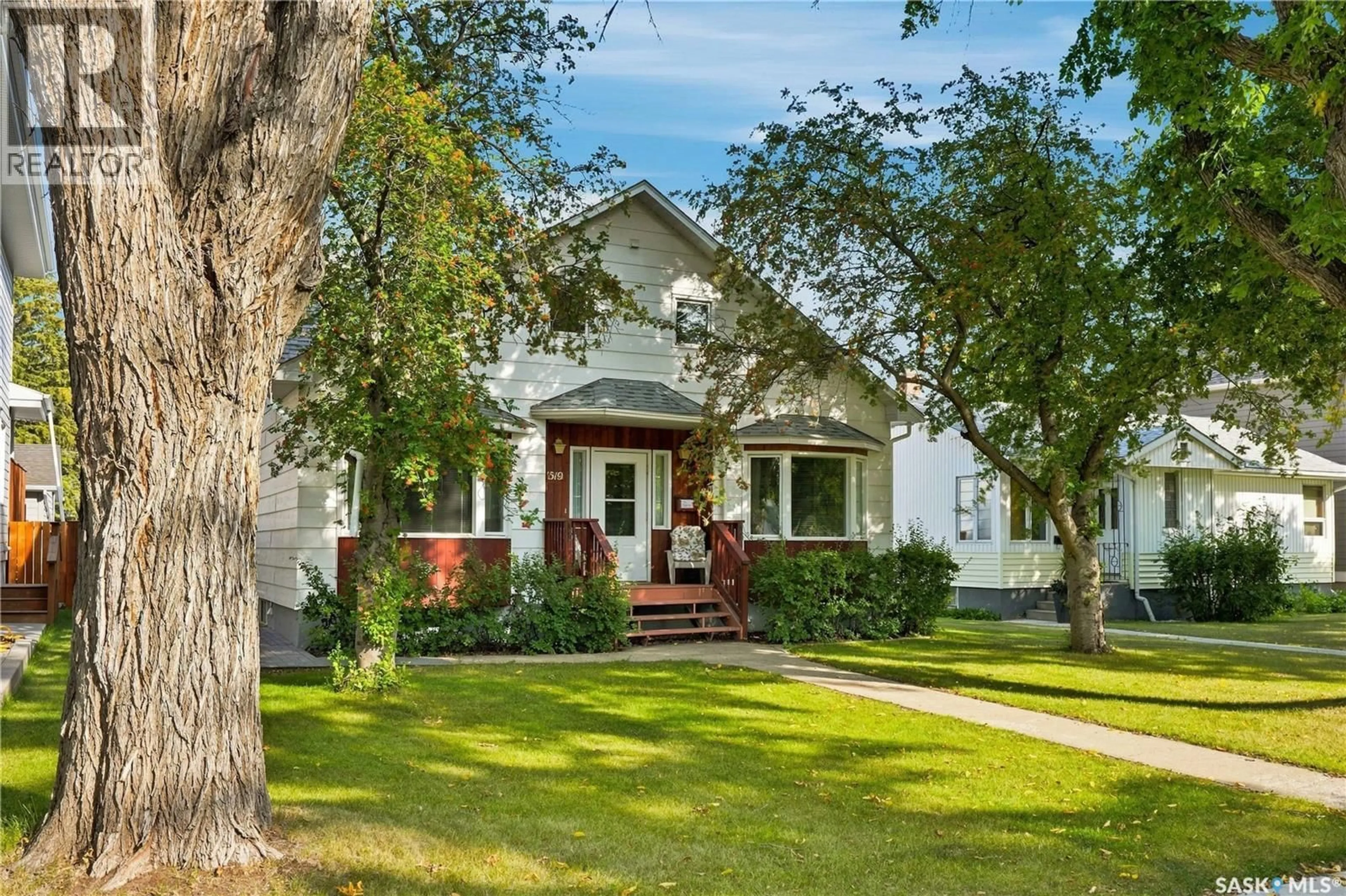 Home with vinyl exterior material, street for 1519 MUNROE AVENUE, Saskatoon Saskatchewan S7H2G6