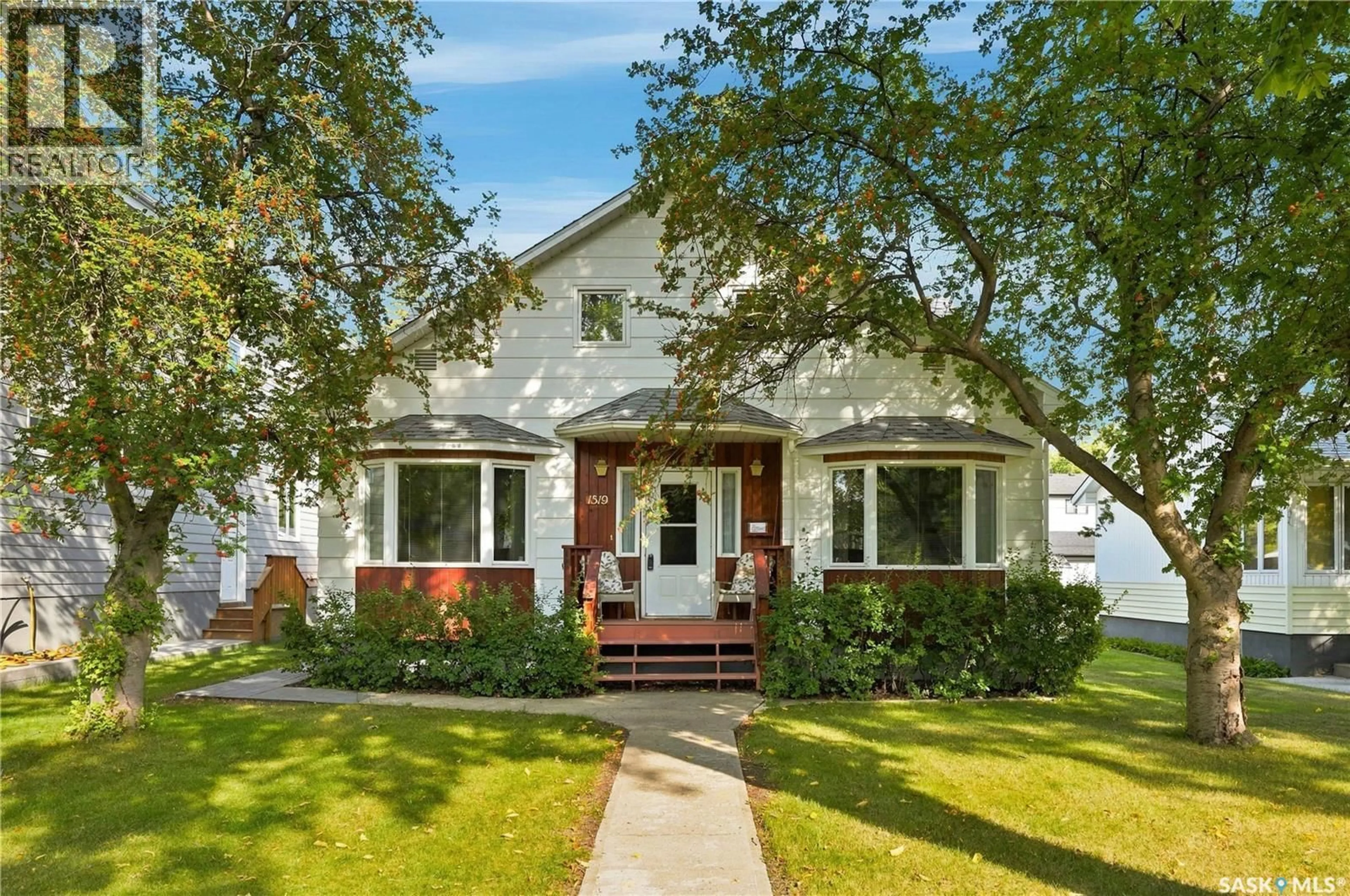 Home with vinyl exterior material, street for 1519 MUNROE AVENUE, Saskatoon Saskatchewan S7H2G6