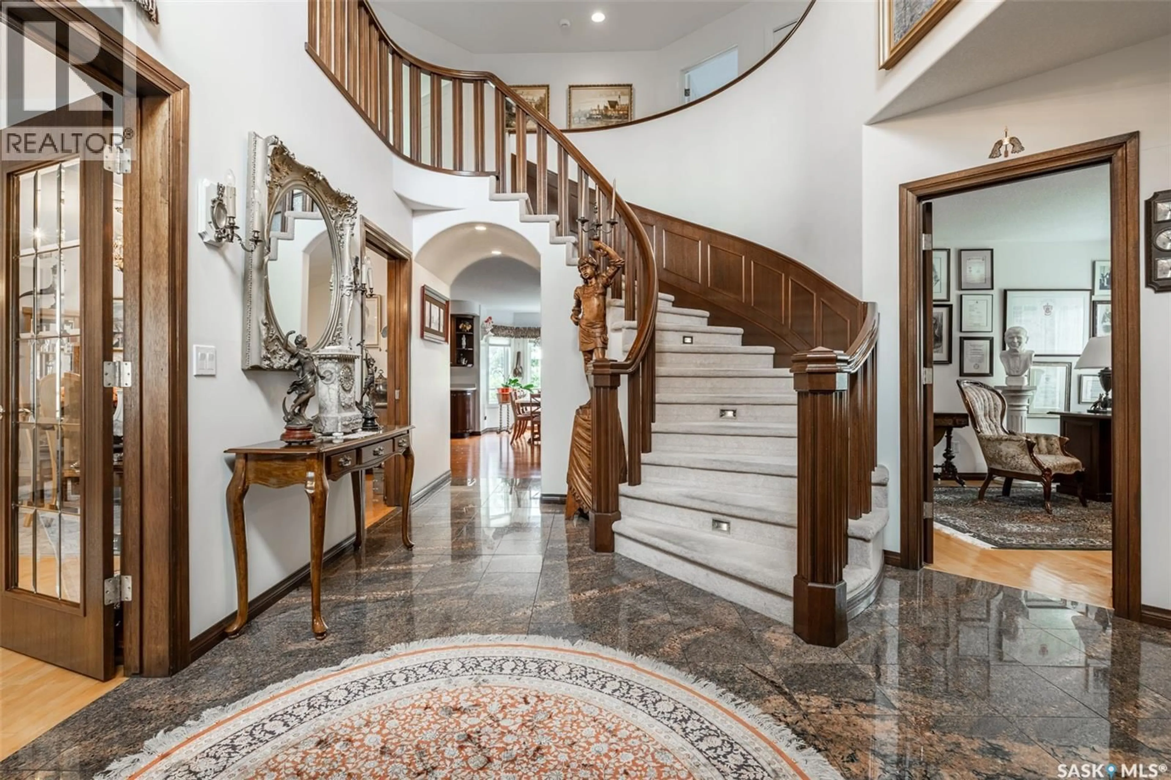 Indoor foyer for 811 BRAESIDE VIEW, Saskatoon Saskatchewan S7V1A7