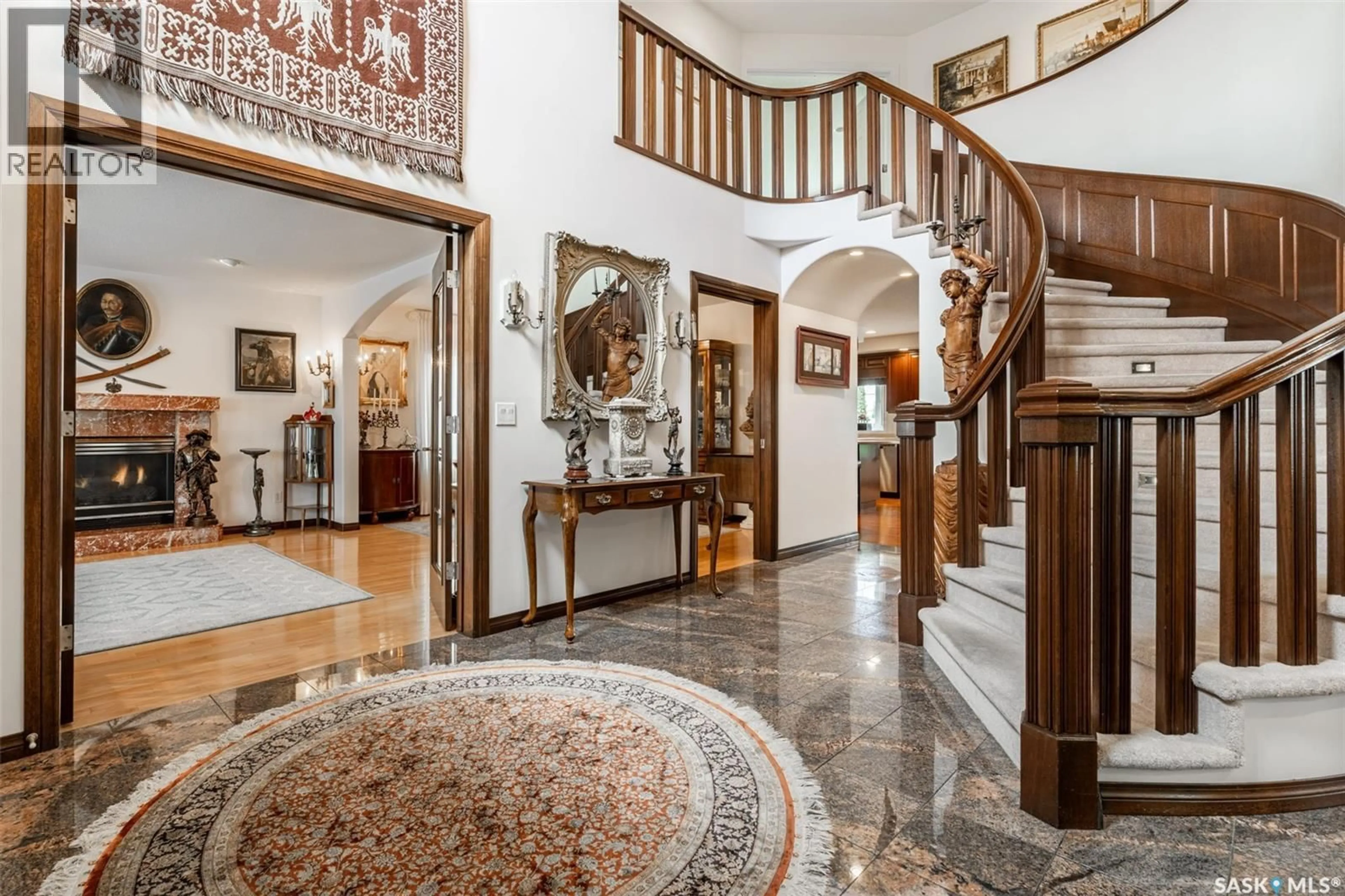 Indoor foyer for 811 BRAESIDE VIEW, Saskatoon Saskatchewan S7V1A7