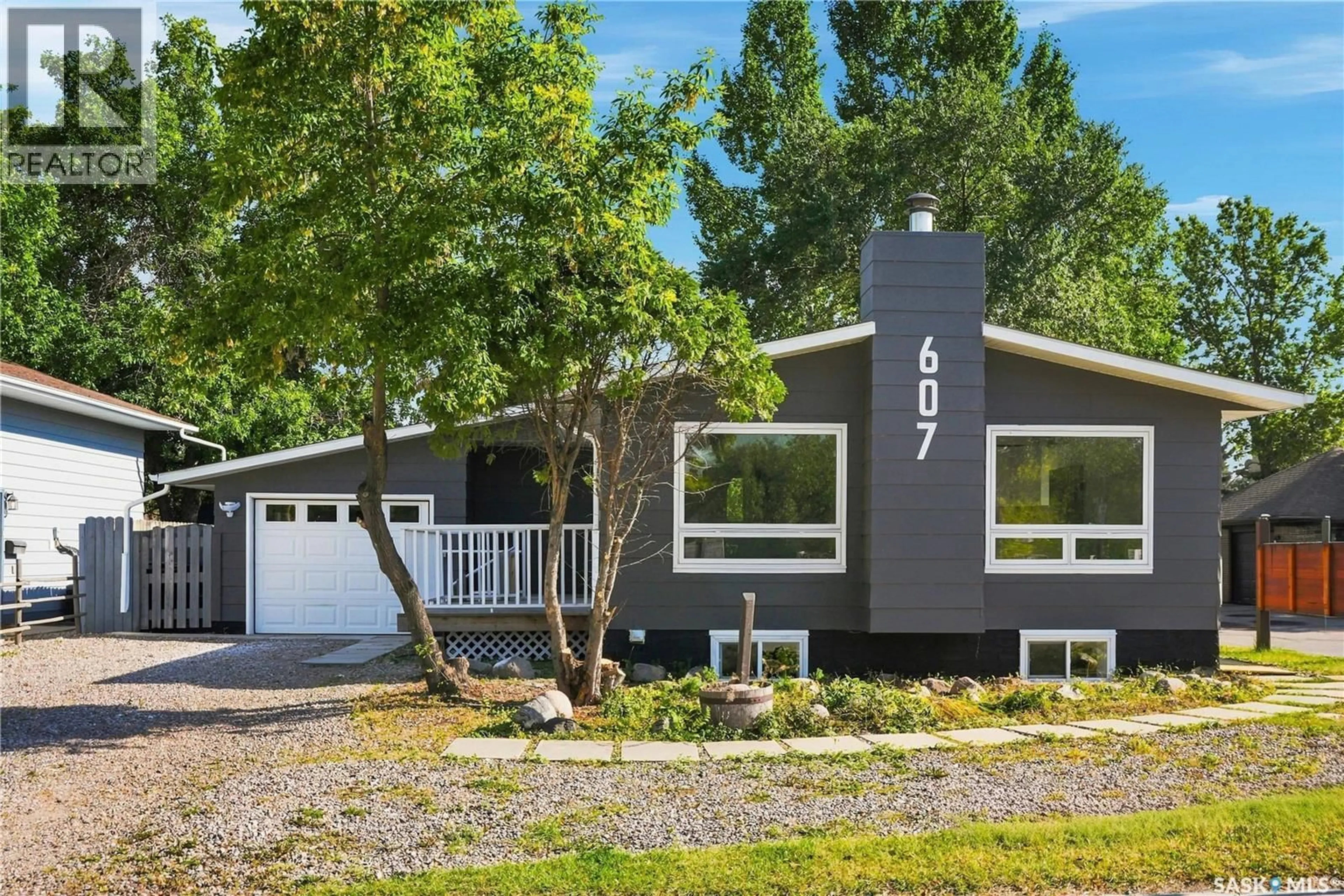 Home with vinyl exterior material, street for 607 LENORE DRIVE, Saskatoon Saskatchewan S7K5G7