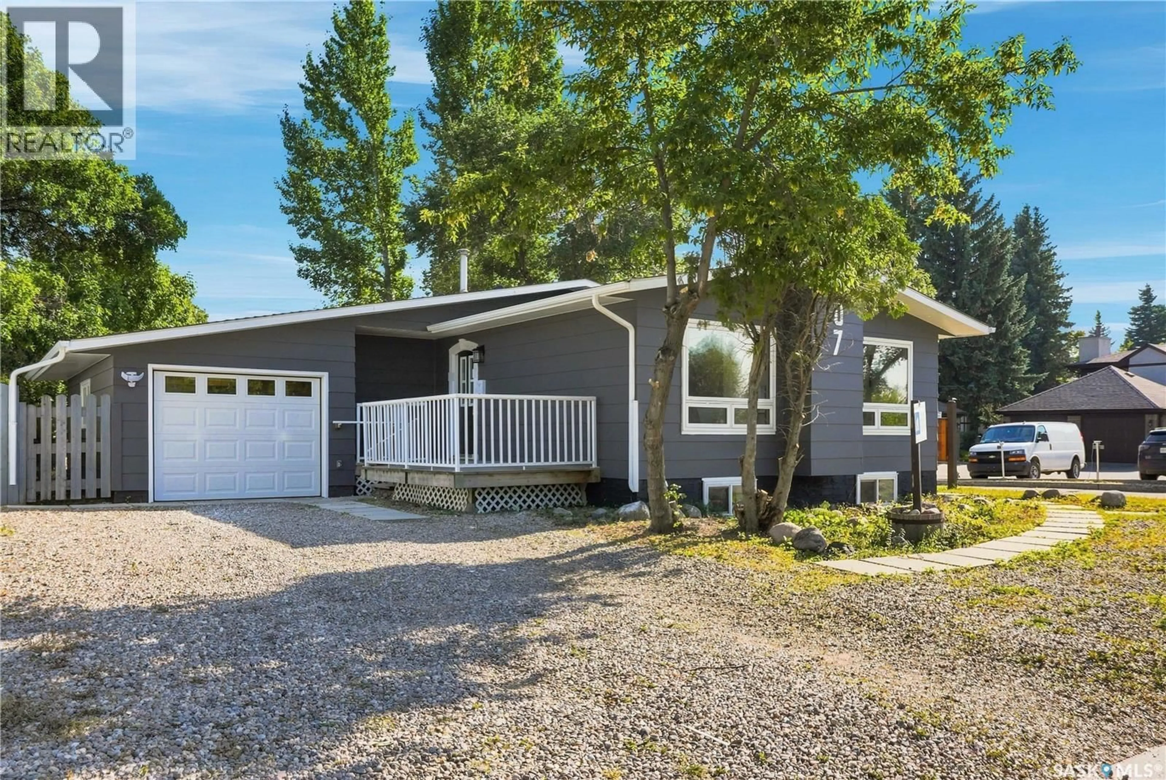 Home with vinyl exterior material, street for 607 LENORE DRIVE, Saskatoon Saskatchewan S7K5G7
