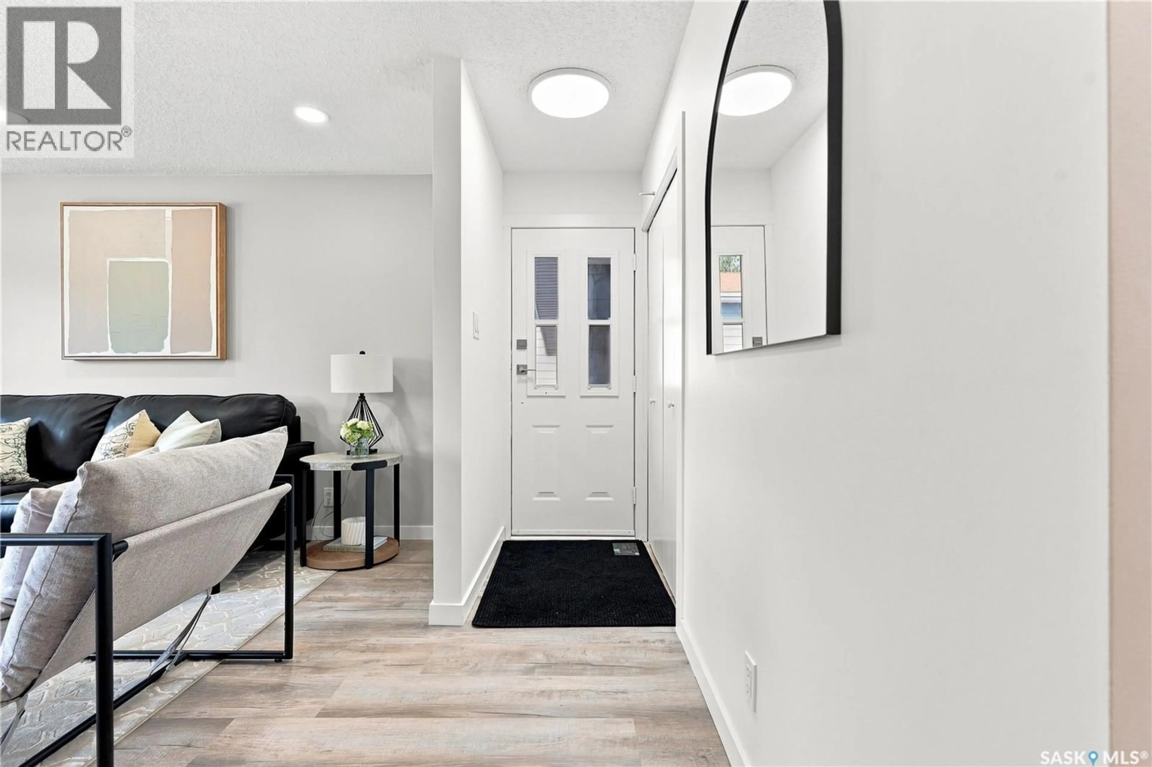 Indoor entryway for 607 LENORE DRIVE, Saskatoon Saskatchewan S7K5G7