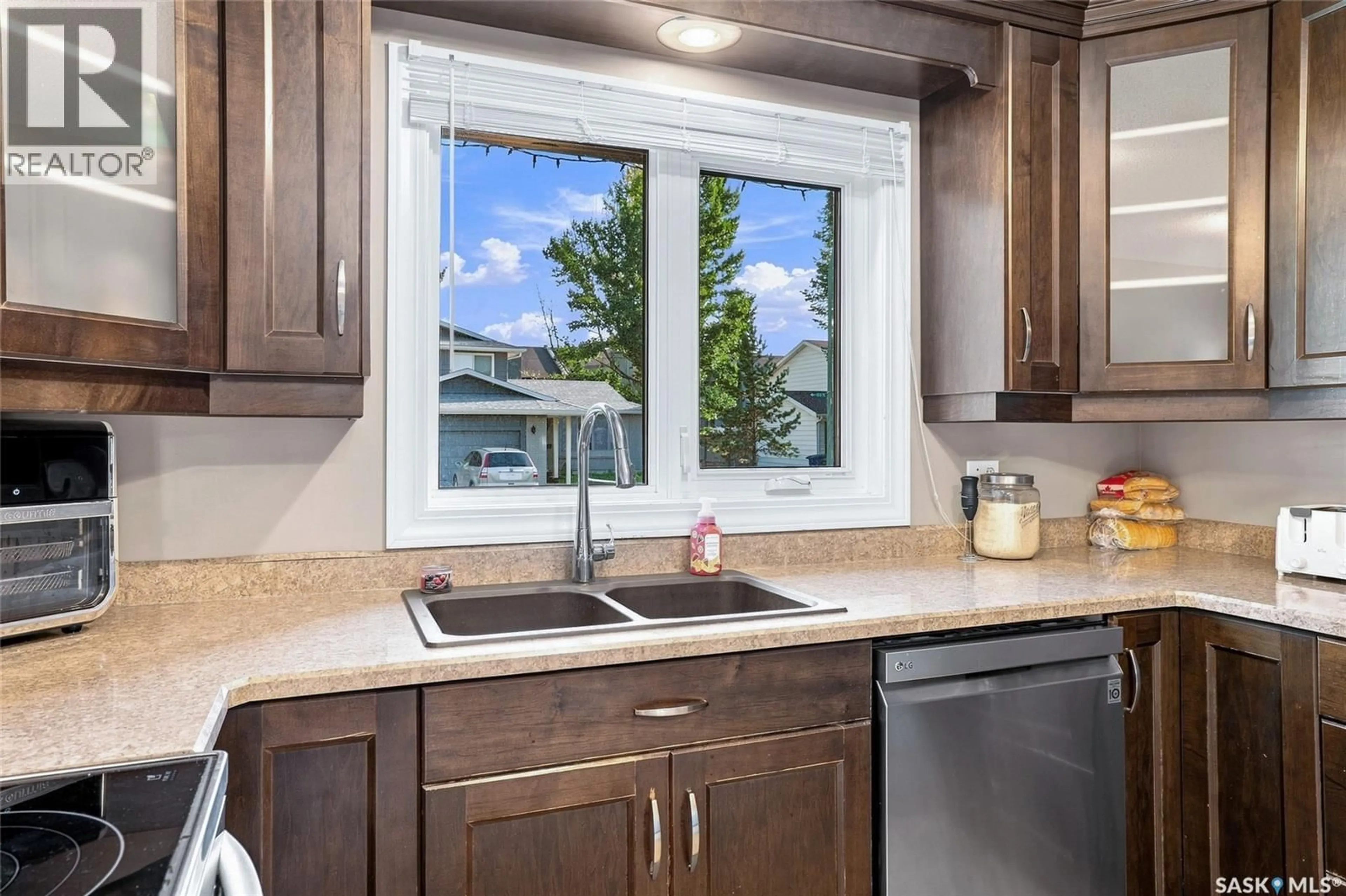 Open concept kitchen, ceramic/tile floor for 439 TURTLE PLACE, Saskatoon Saskatchewan S7K4V9