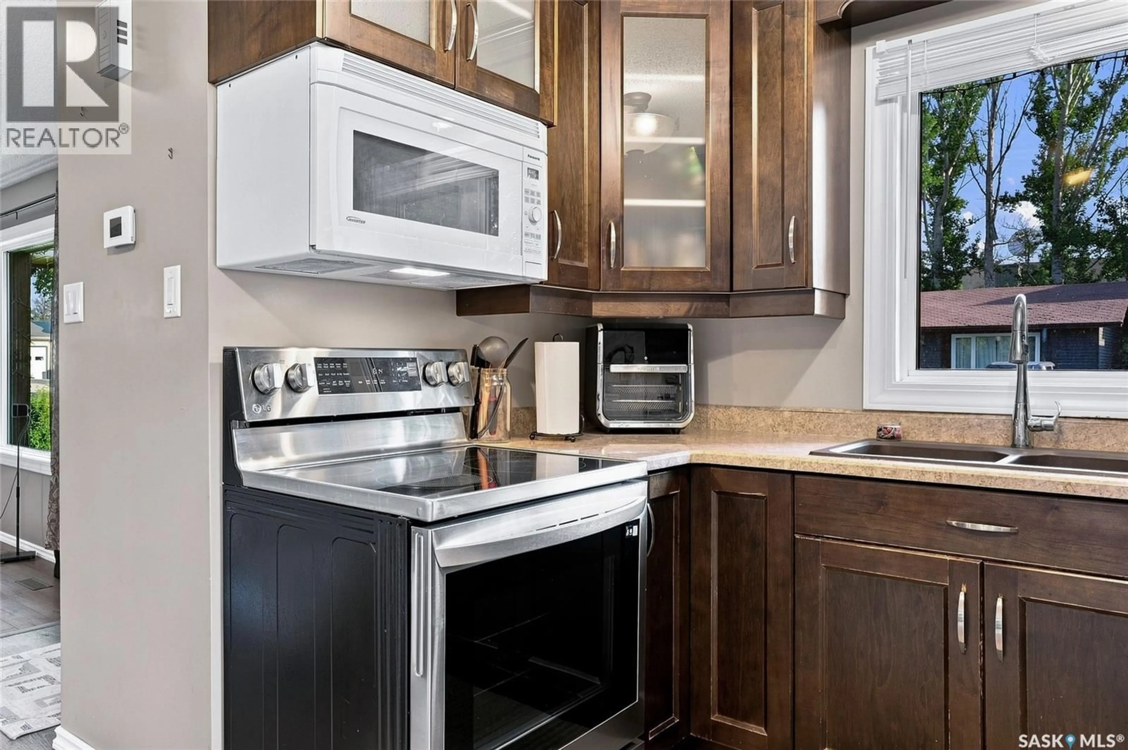 Standard kitchen, unknown for 439 TURTLE PLACE, Saskatoon Saskatchewan S7K4V9