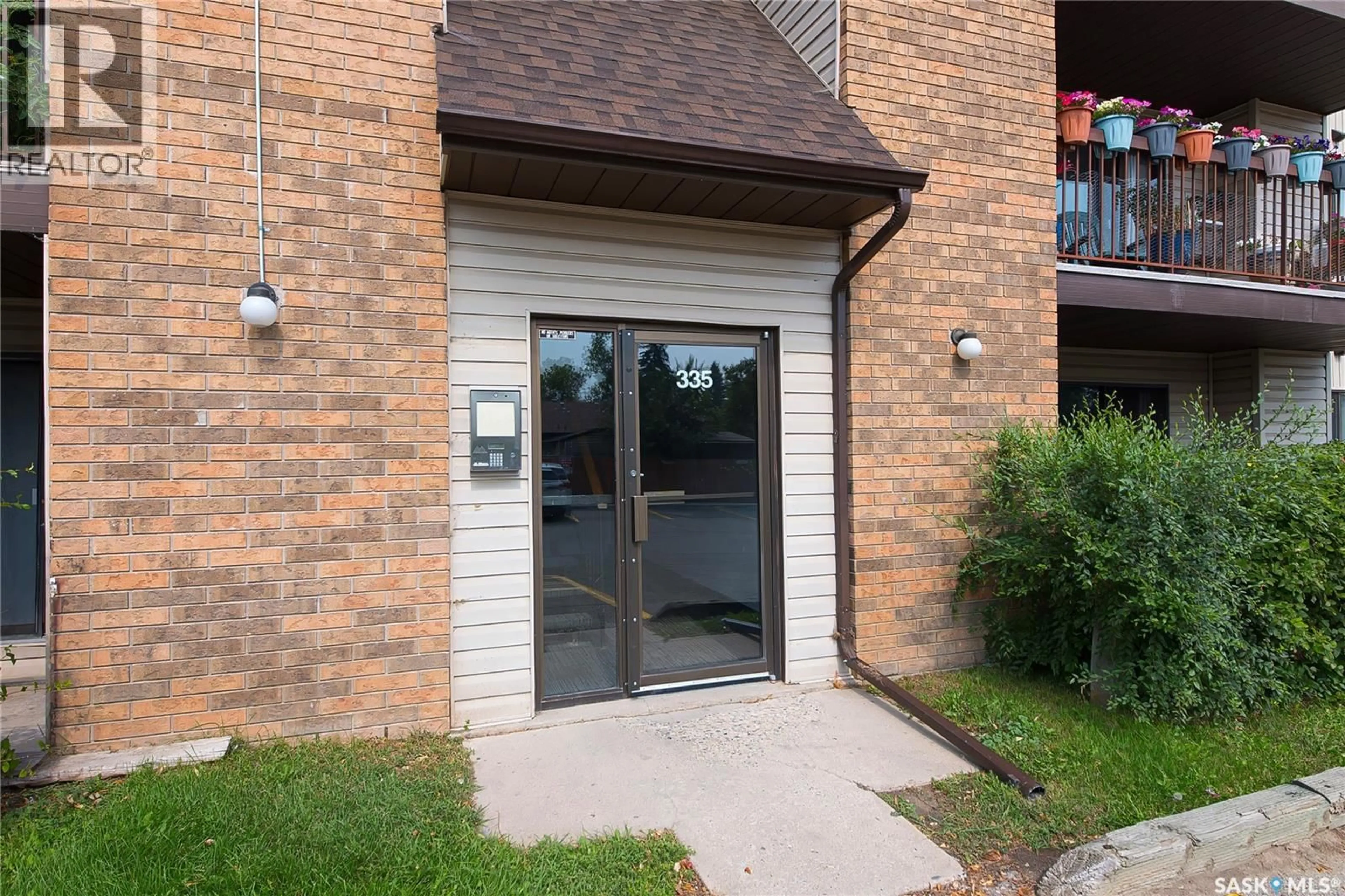 Patio, street for 335 - 301 KINGSMERE BOULEVARD, Saskatoon Saskatchewan S7J4J6