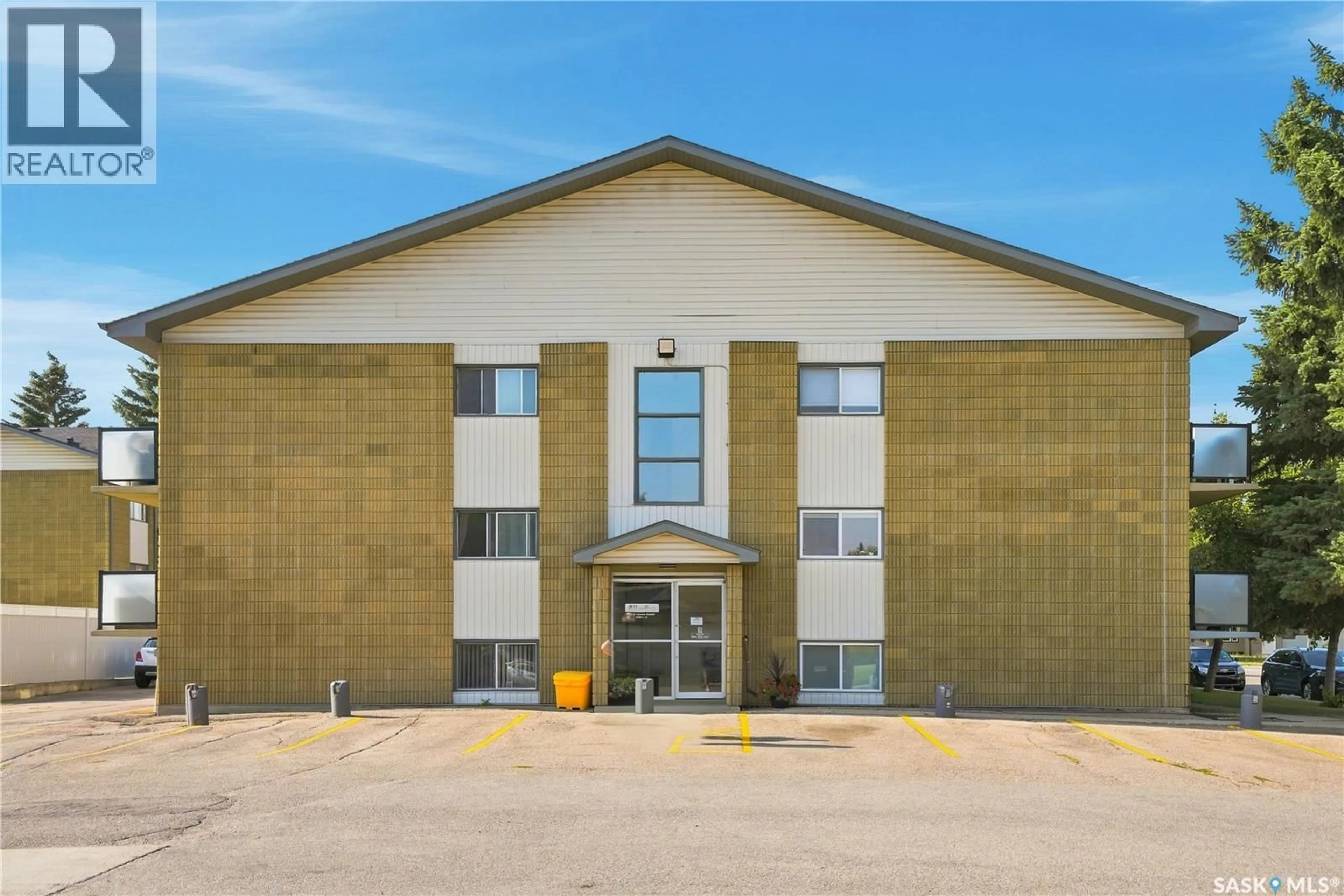 Indoor foyer for 2 111 ST LAWRENCE CRESCENT, Saskatoon Saskatchewan S7K1G7
