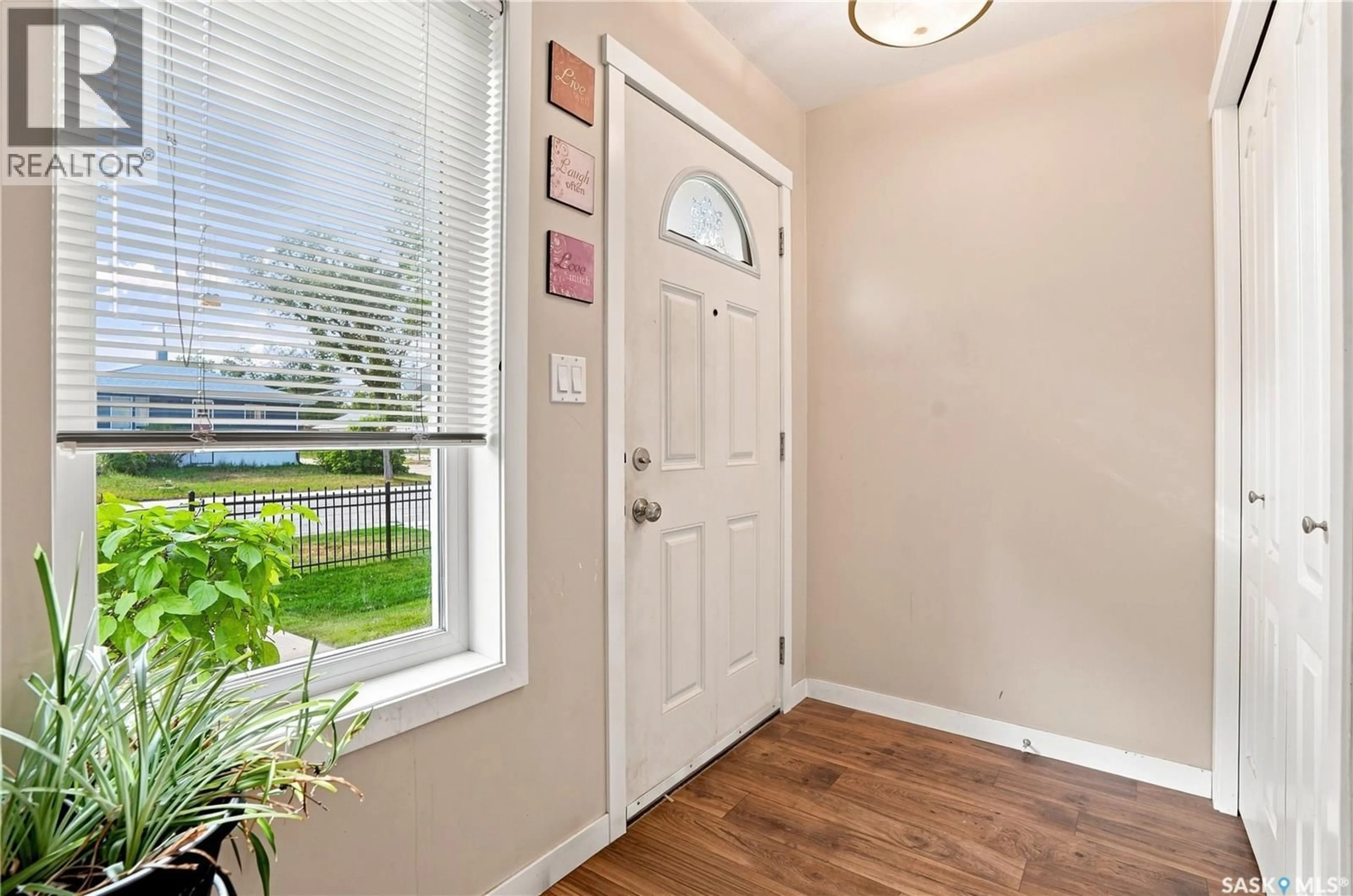 Indoor entryway for 1205 GREY STREET, Regina Saskatchewan S4T1G7