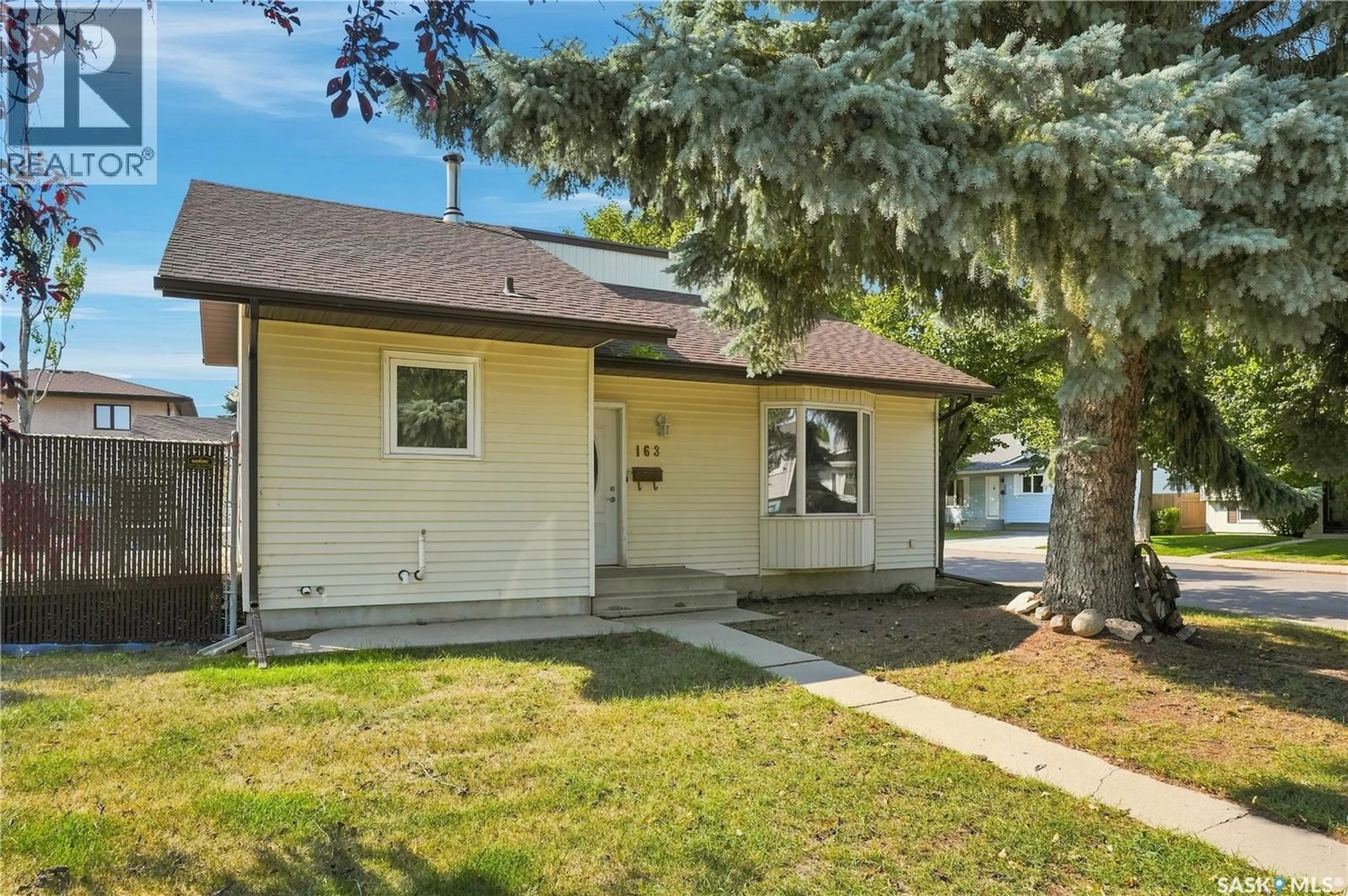 Home with vinyl exterior material, street for 163 HEGGIE COURT, Saskatoon Saskatchewan S7L7B4