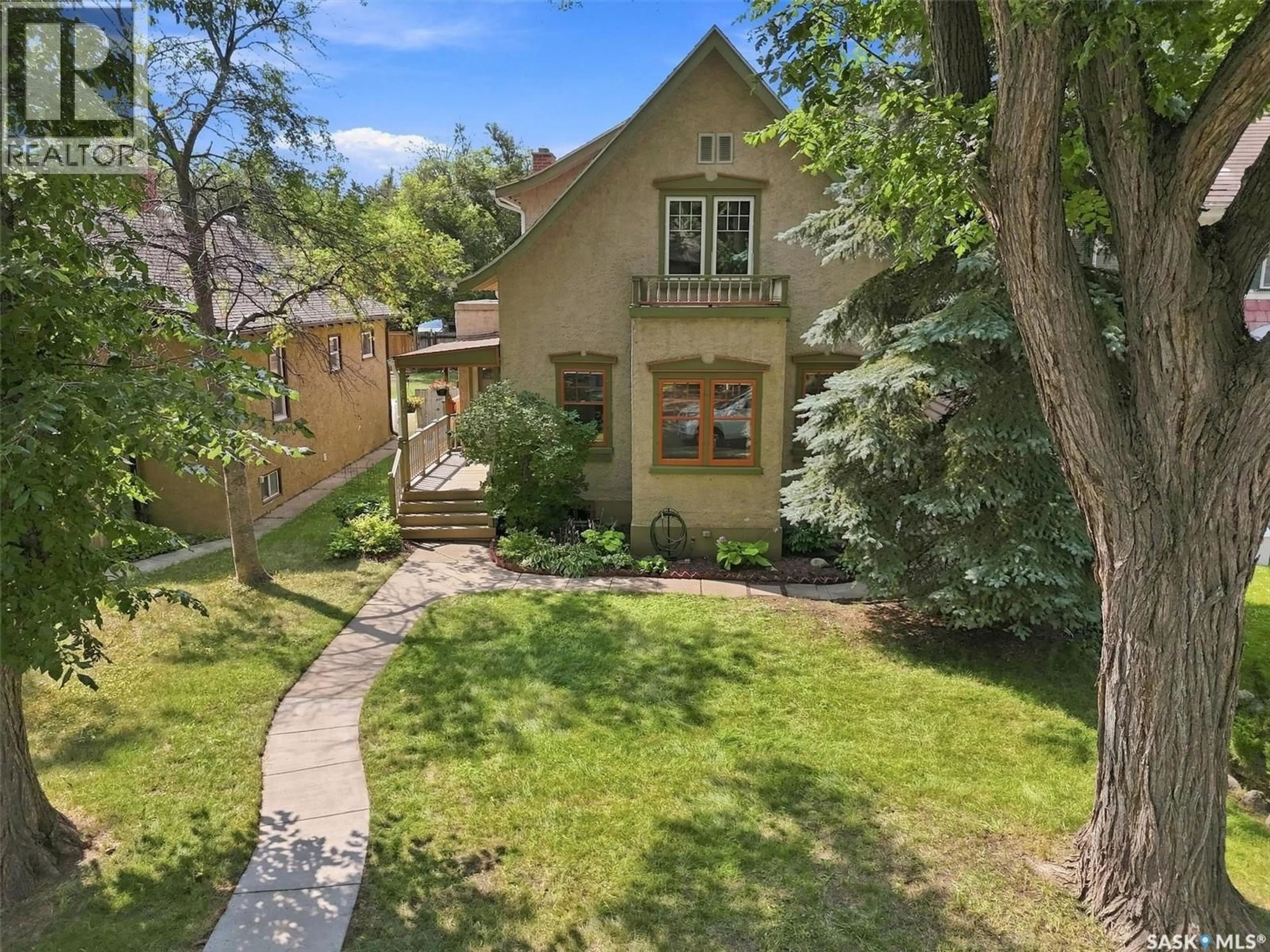 A pic from outside/outdoor area/front of a property/back of a property/a pic from drone, street for 617 7TH AVENUE, Saskatoon Saskatchewan S7K2V2