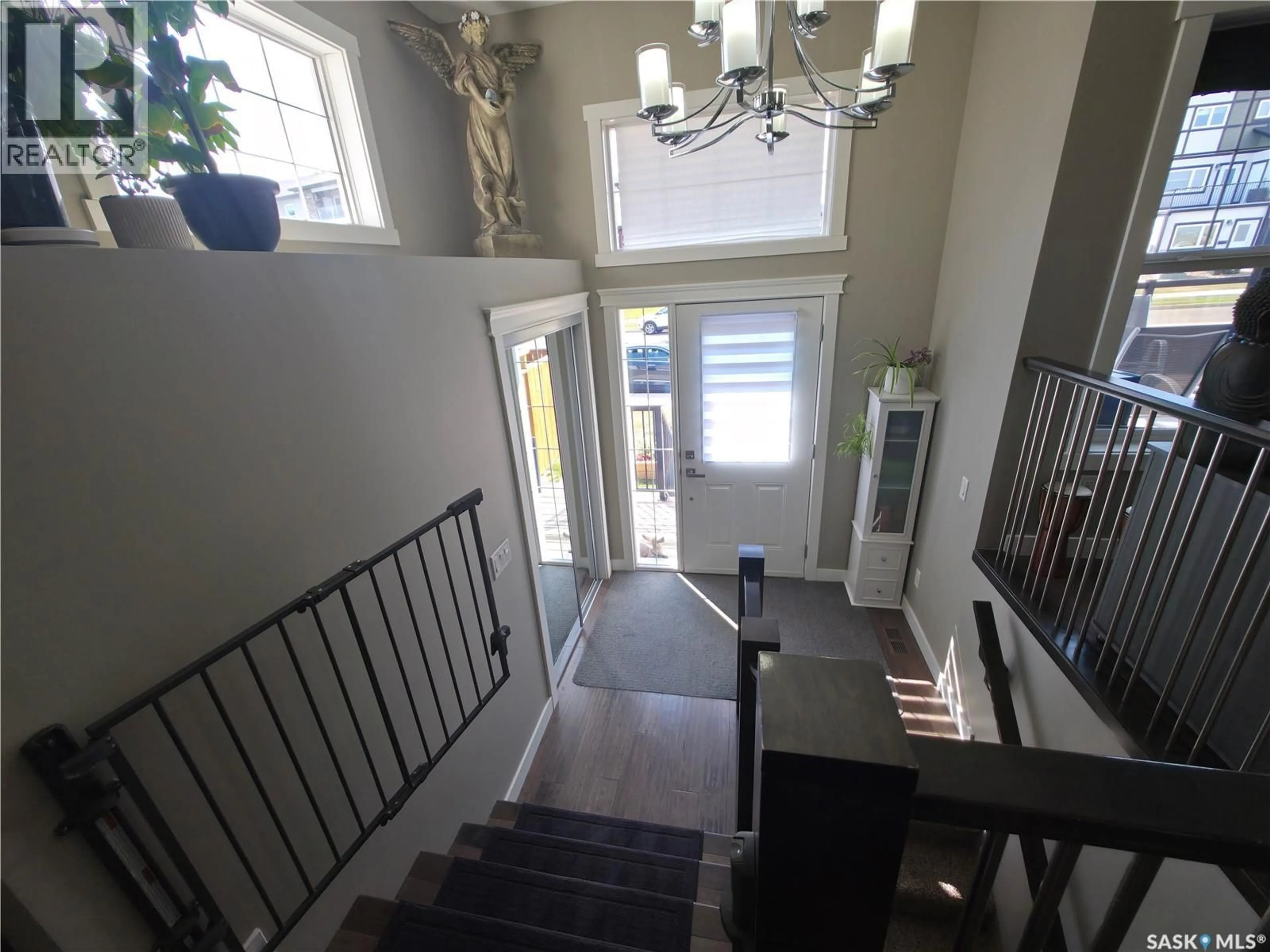 Indoor entryway for 201 VALLEY MEADOW COURT, Swift Current Saskatchewan S9H5N2