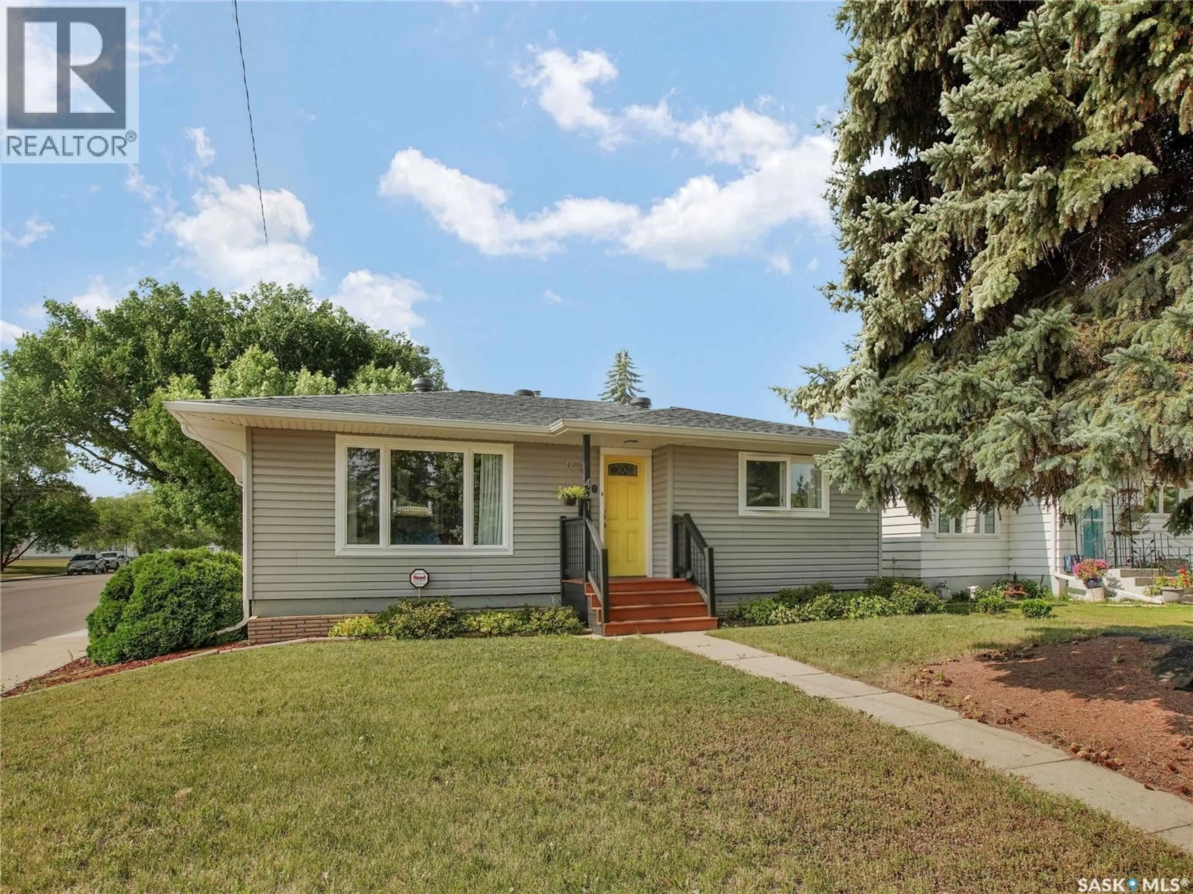 Home with vinyl exterior material, street for 401 R AVENUE, Saskatoon Saskatchewan S7L2Y8