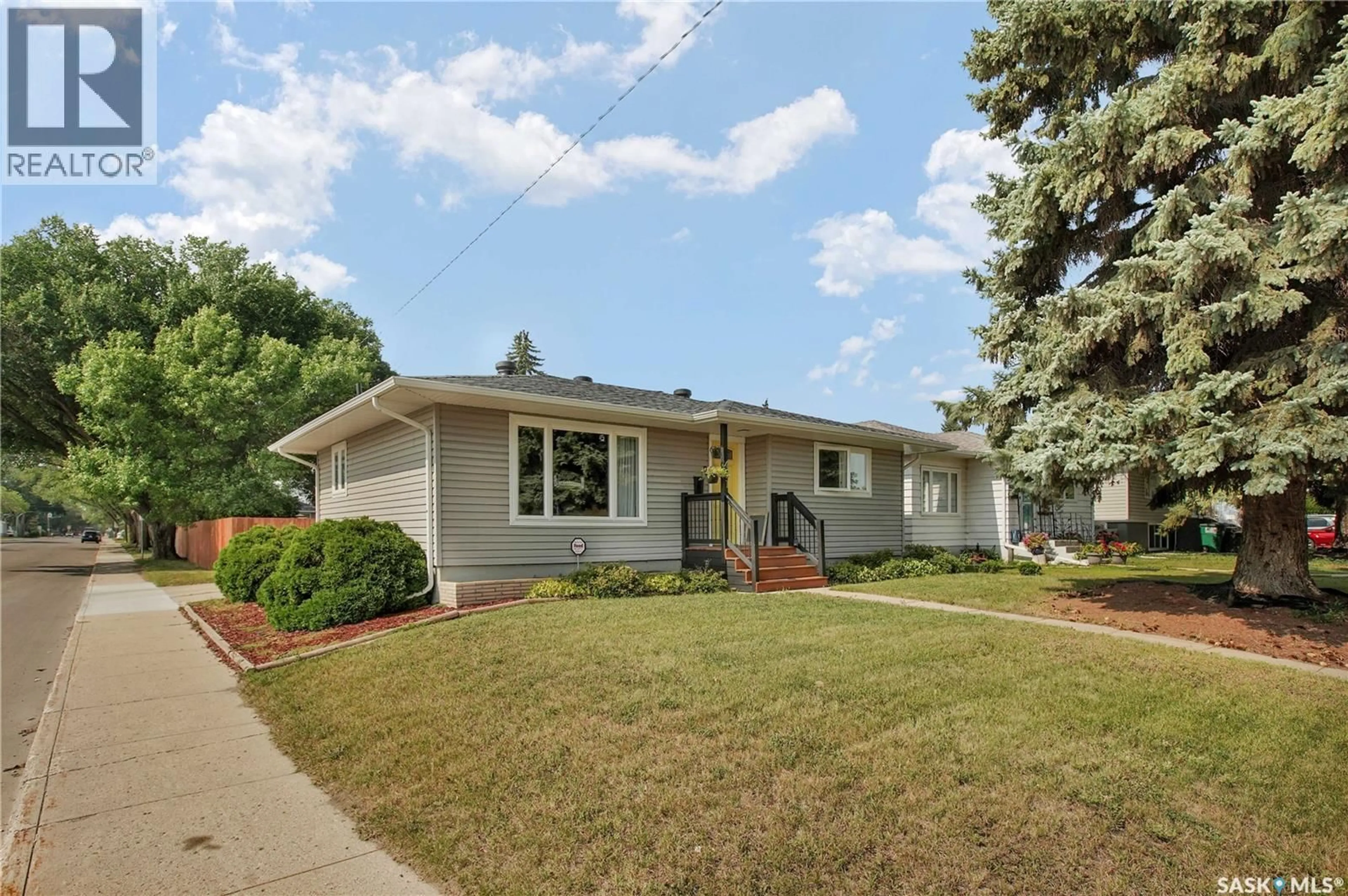 Home with vinyl exterior material, street for 401 R AVENUE, Saskatoon Saskatchewan S7L2Y8