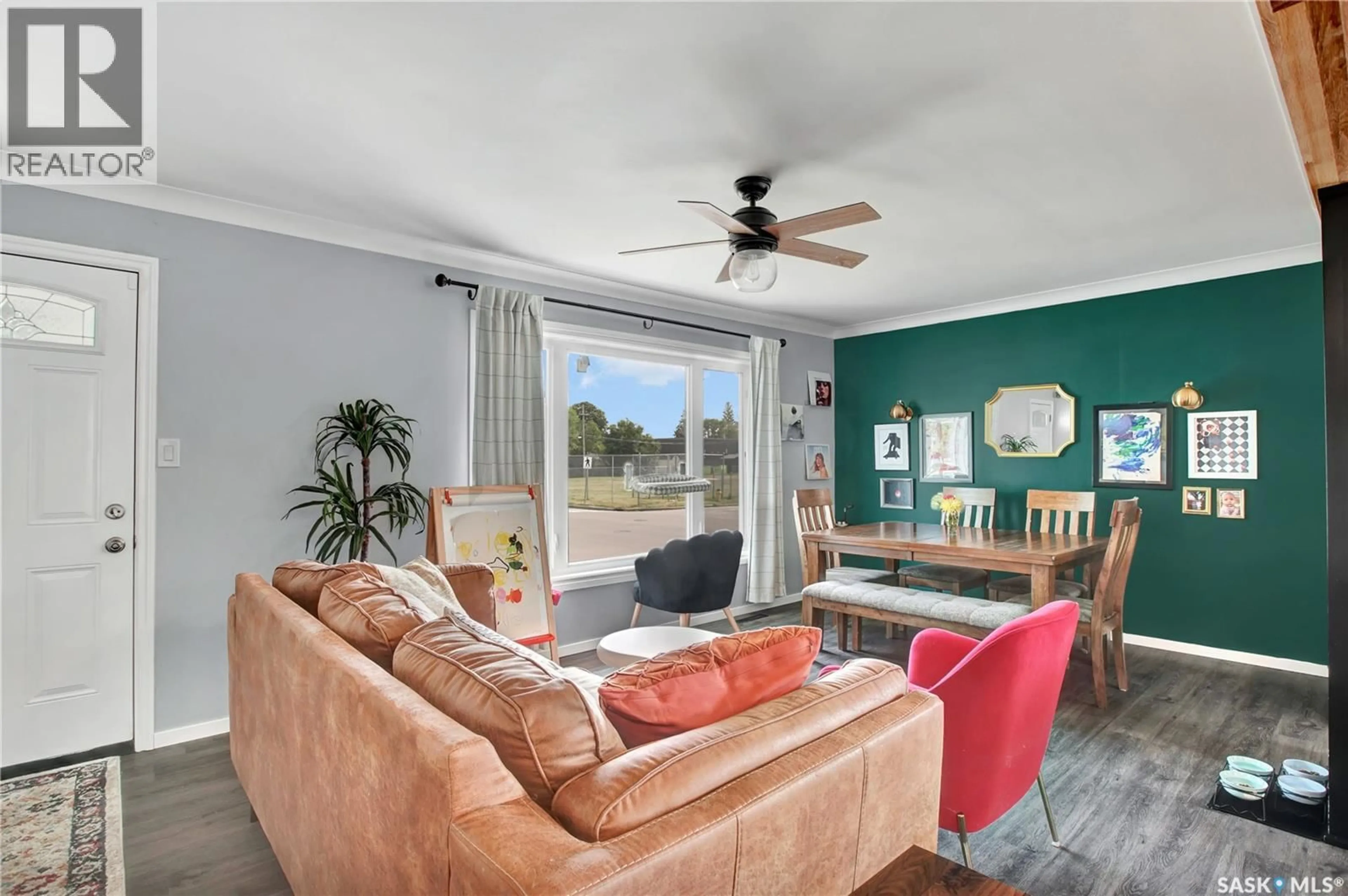 Living room with furniture, unknown for 401 R AVENUE, Saskatoon Saskatchewan S7L2Y8