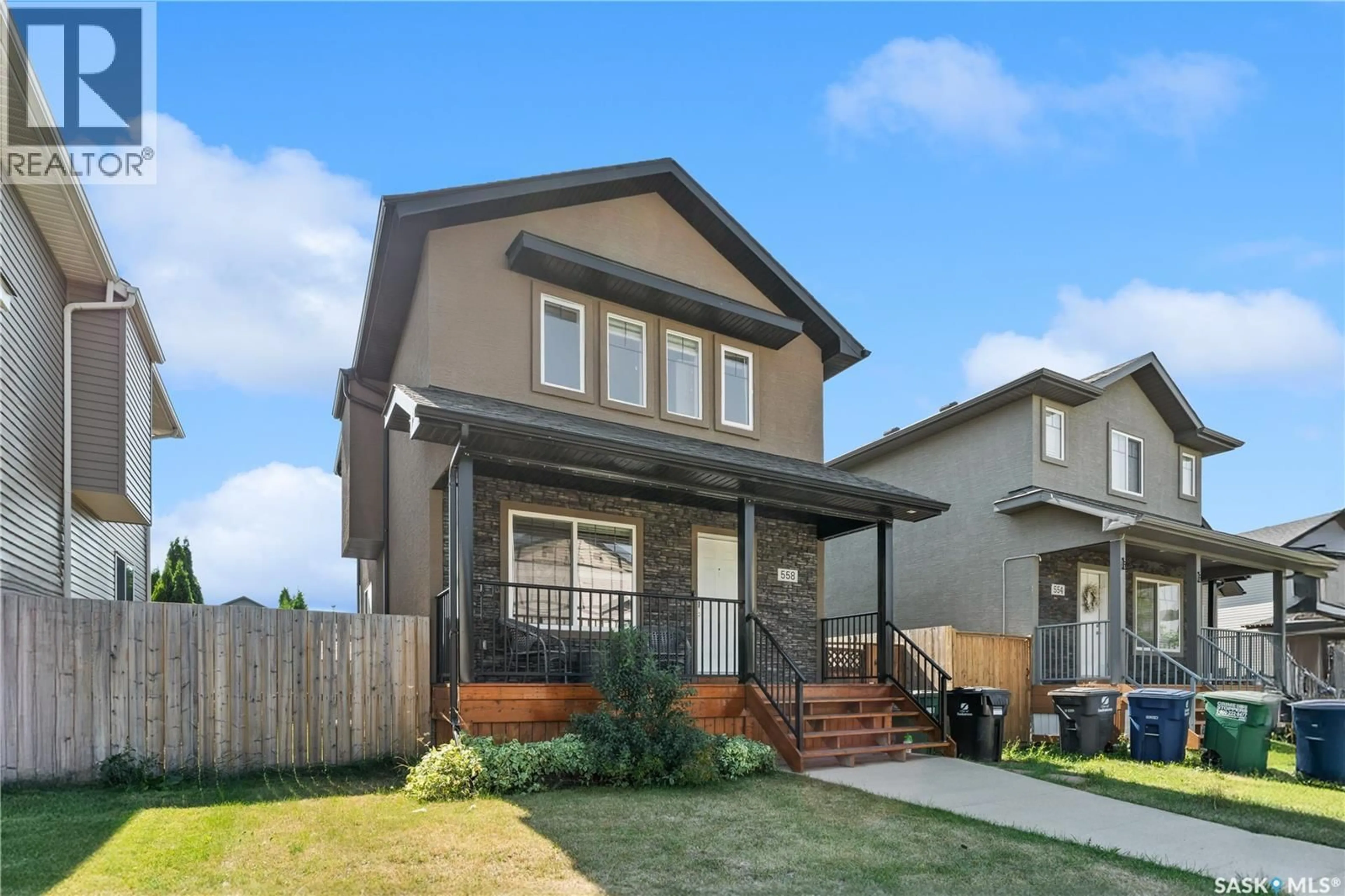 Home with vinyl exterior material, street for 558 GEARY CRESCENT, Saskatoon Saskatchewan S7R0E8