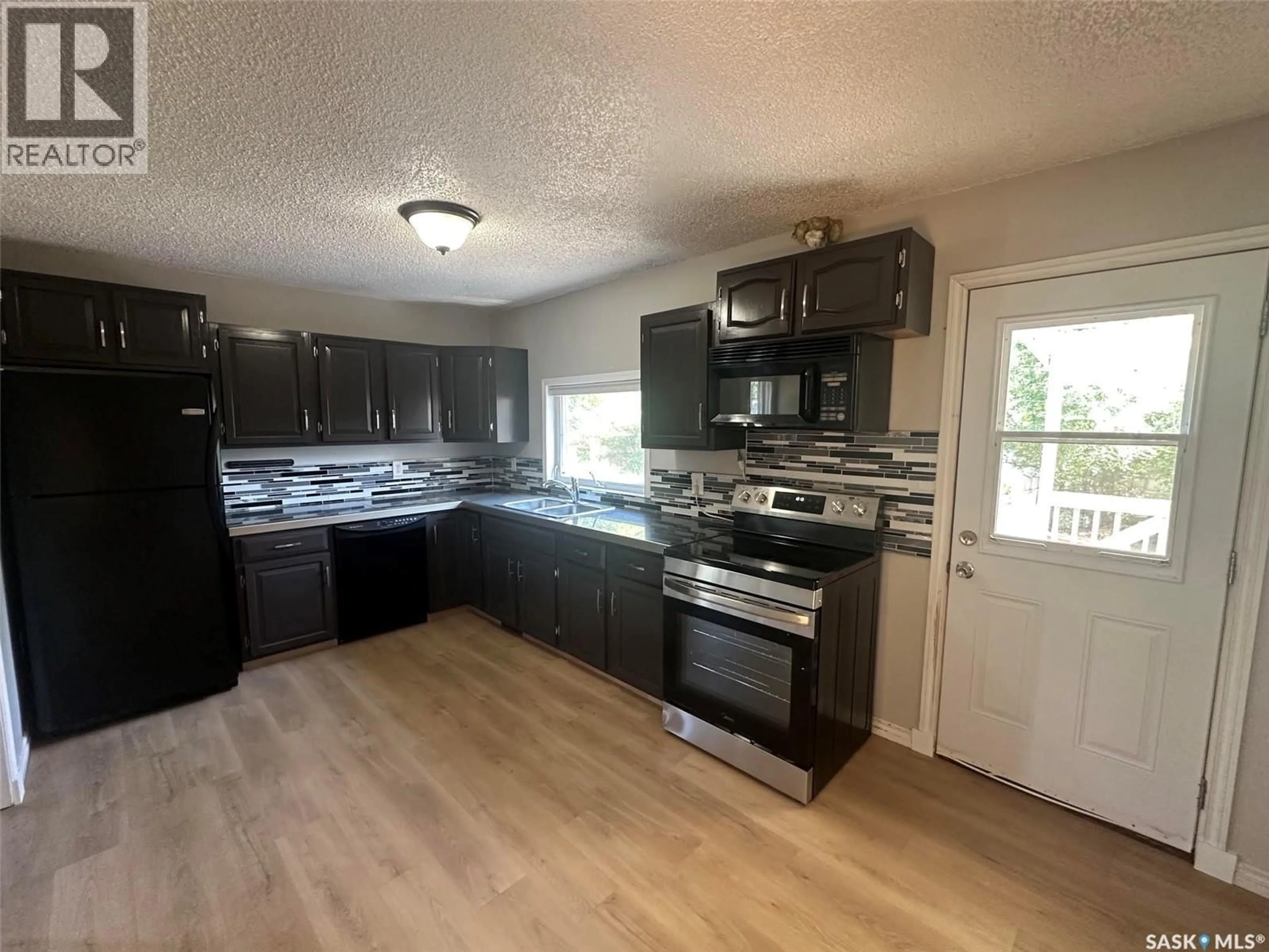 Open concept kitchen, unknown for 821 6TH AVENUE, Moose Jaw Saskatchewan S6H4A2