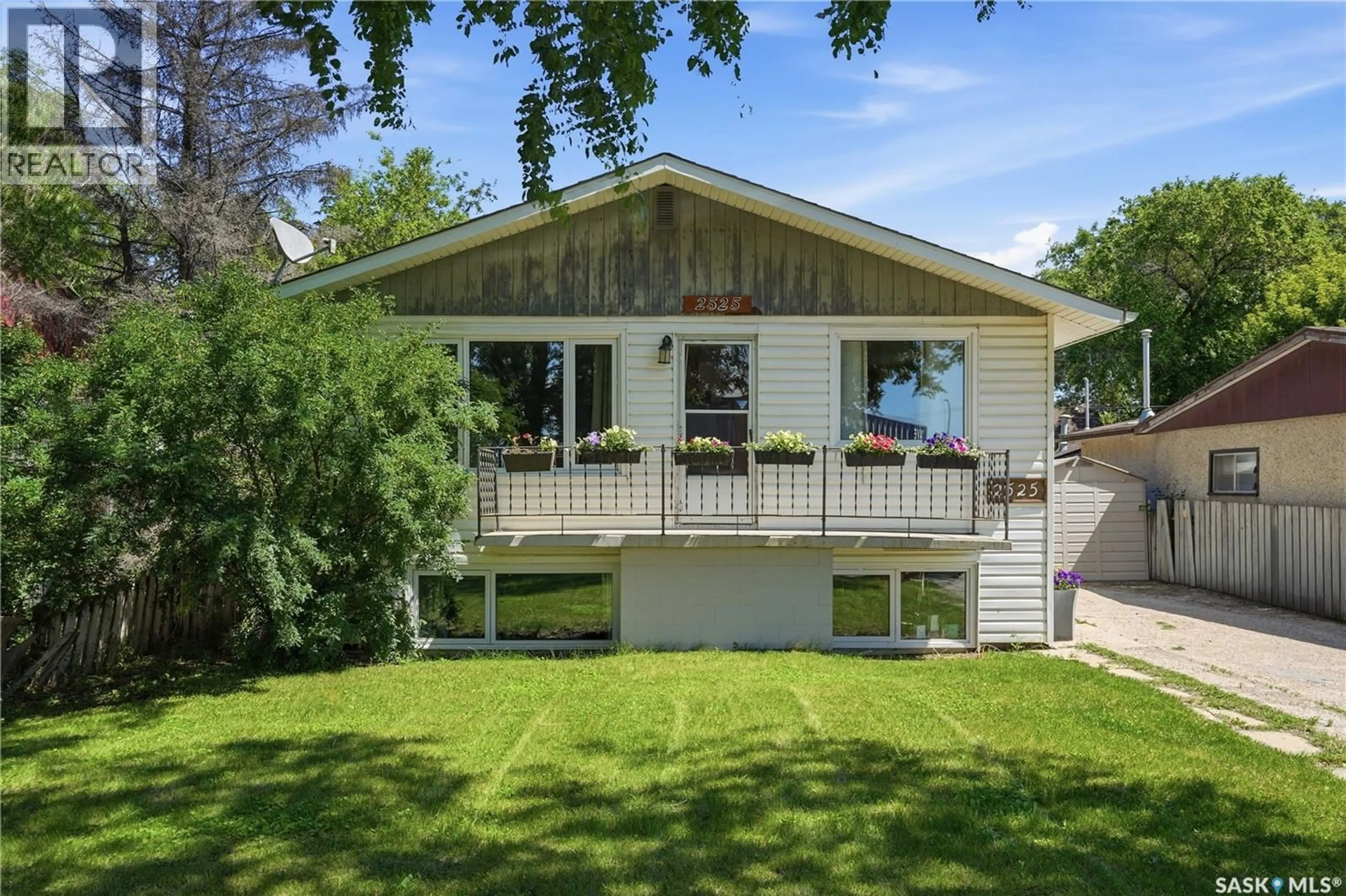 Home with vinyl exterior material, unknown for 2525 MCPHERSON AVENUE, Saskatoon Saskatchewan S7J0T2