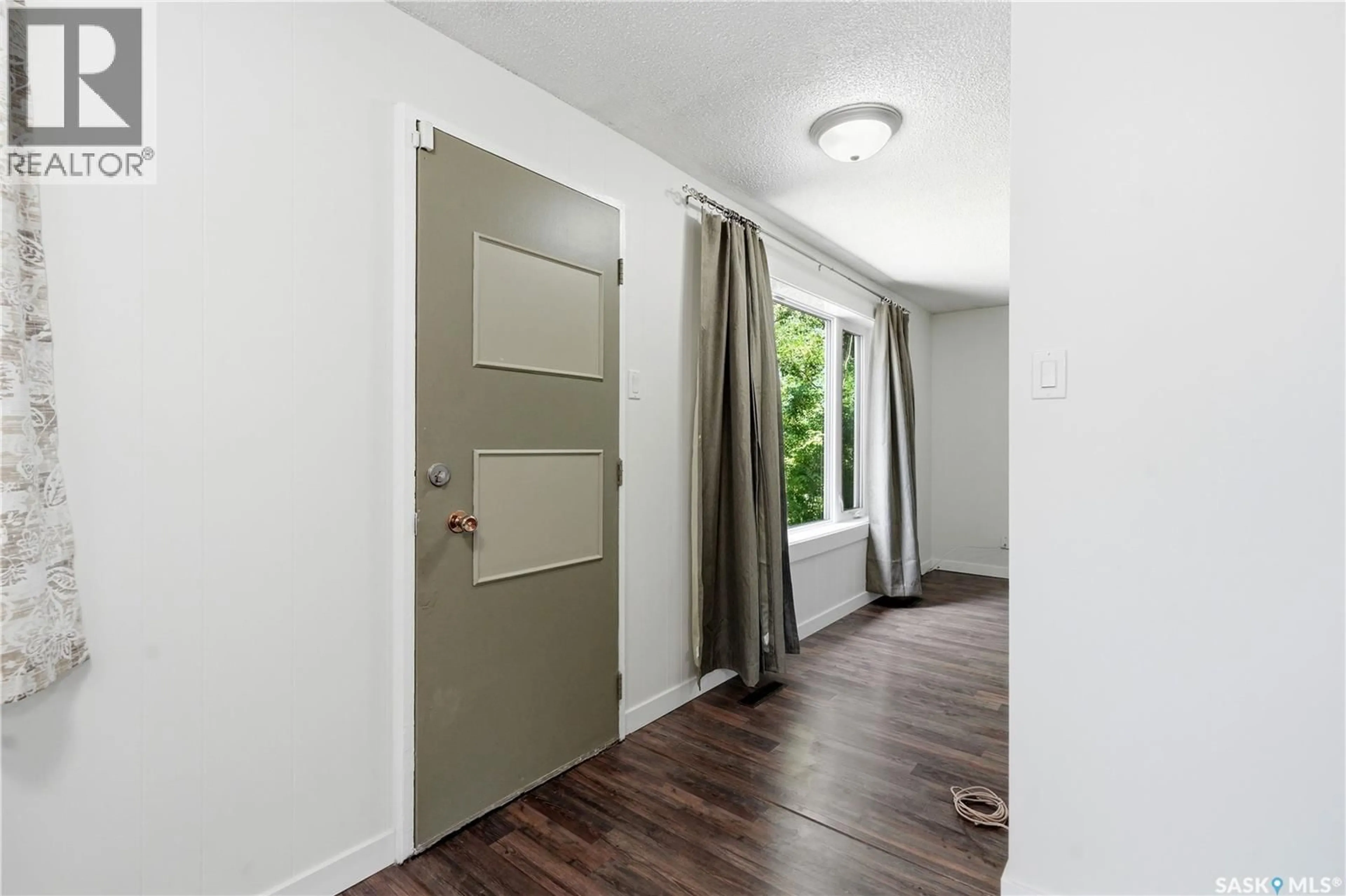Indoor entryway for 2525 MCPHERSON AVENUE, Saskatoon Saskatchewan S7J0T2