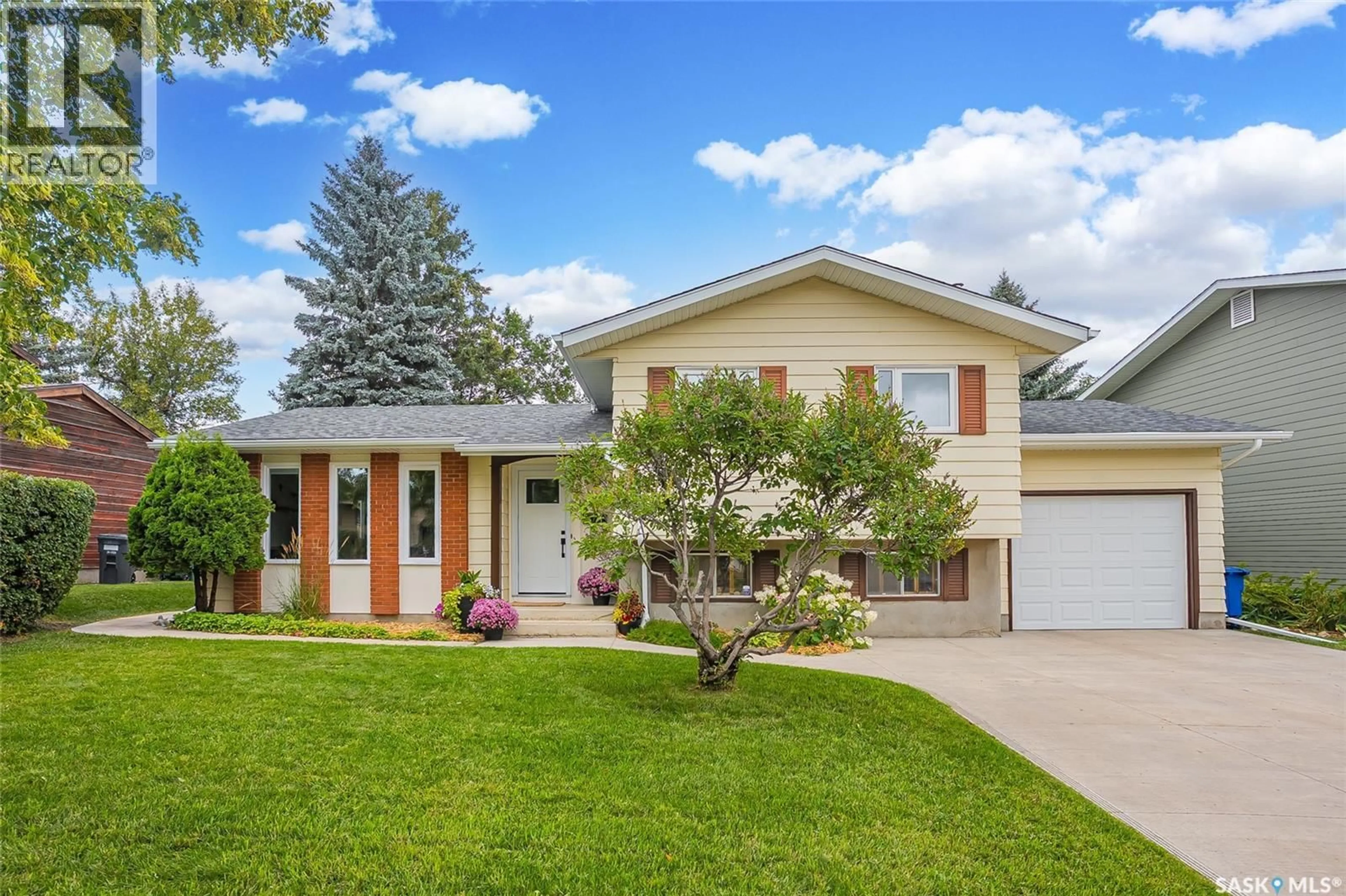 Home with vinyl exterior material, street for 15 DRAGAN CRESCENT, Saskatoon Saskatchewan S7H5C8