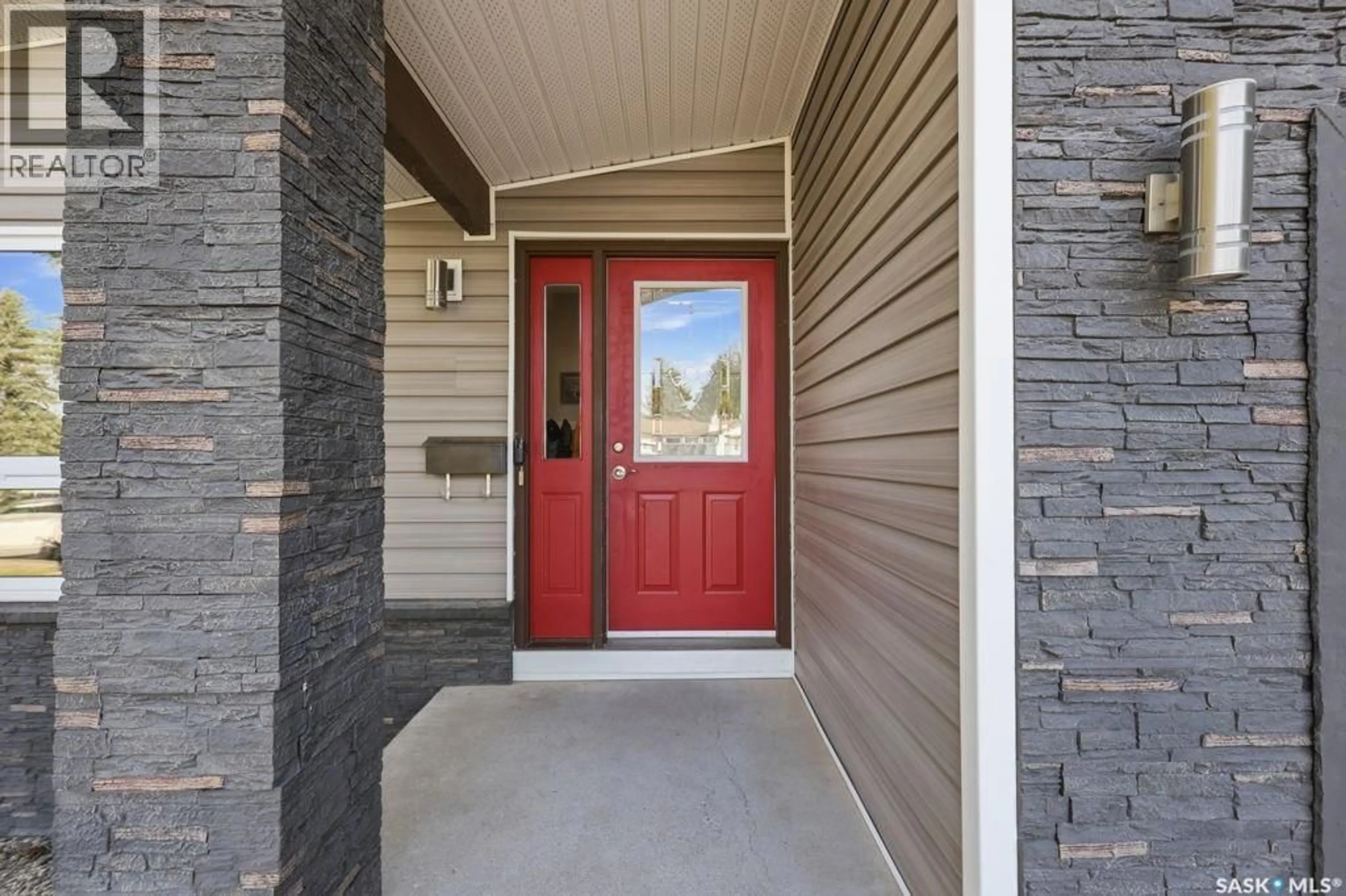 Indoor entryway for 3806 TAYLOR STREET, Saskatoon Saskatchewan S7H5J4