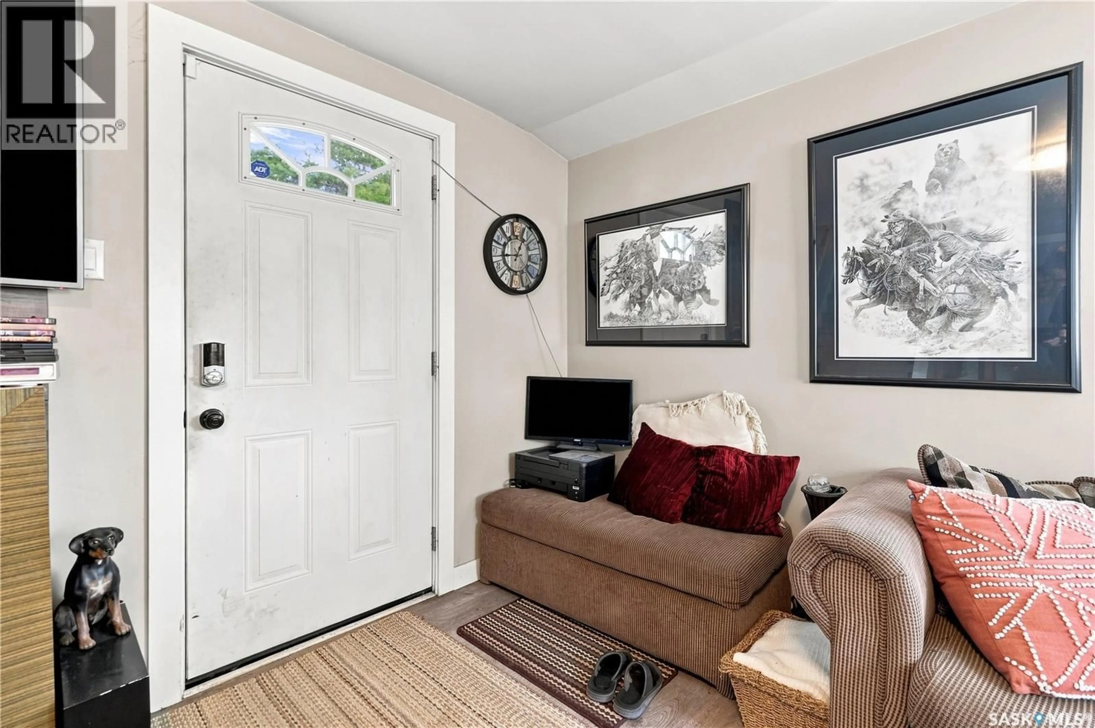 Indoor entryway for 270 DUFFIELD STREET, Moose Jaw Saskatchewan S6H5H4