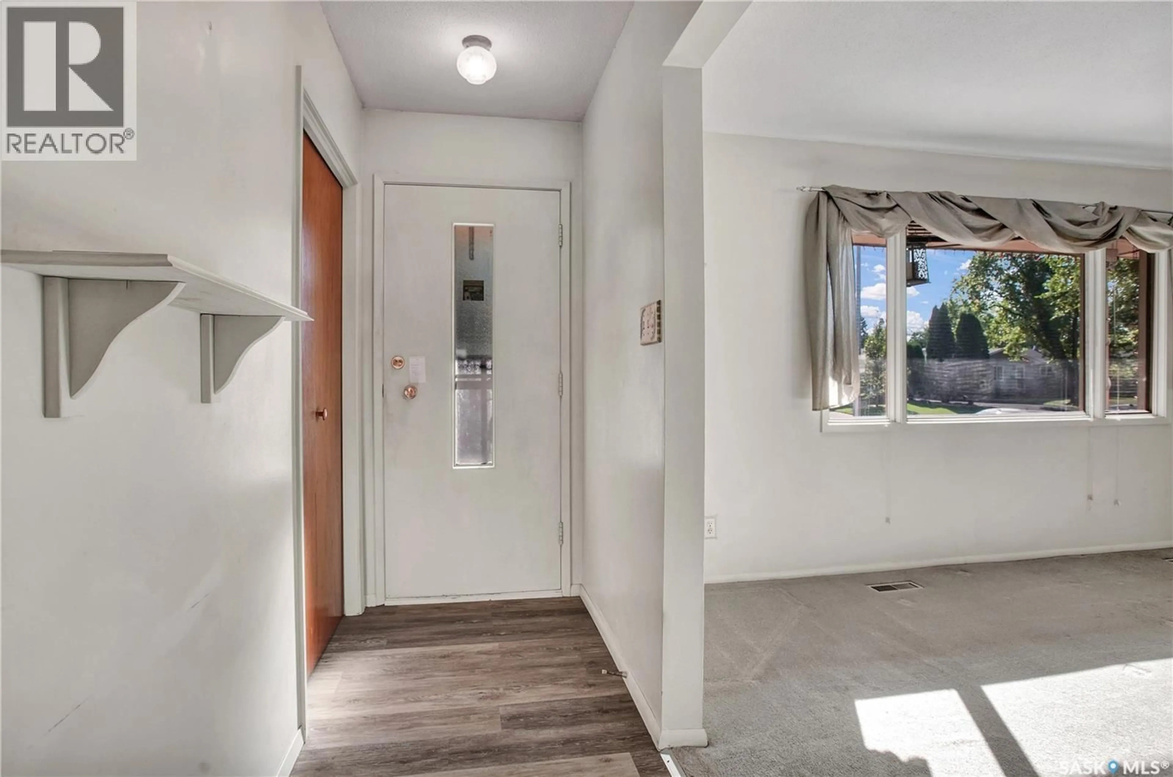 Indoor entryway for 3166 EASTVIEW, Saskatoon Saskatchewan S7J3J4