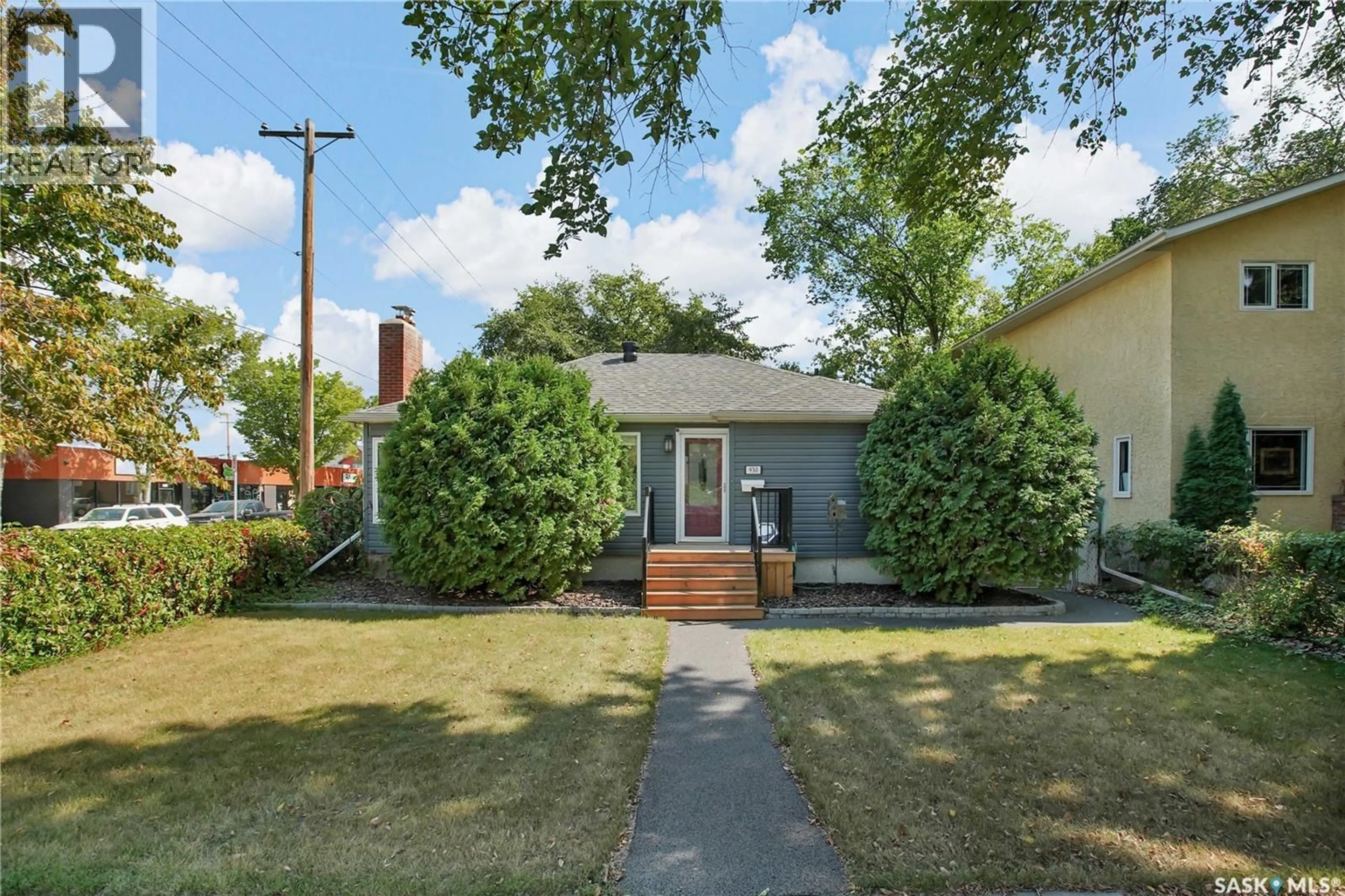 Patio, street for 930 6TH AVENUE, Saskatoon Saskatchewan S7K2T4