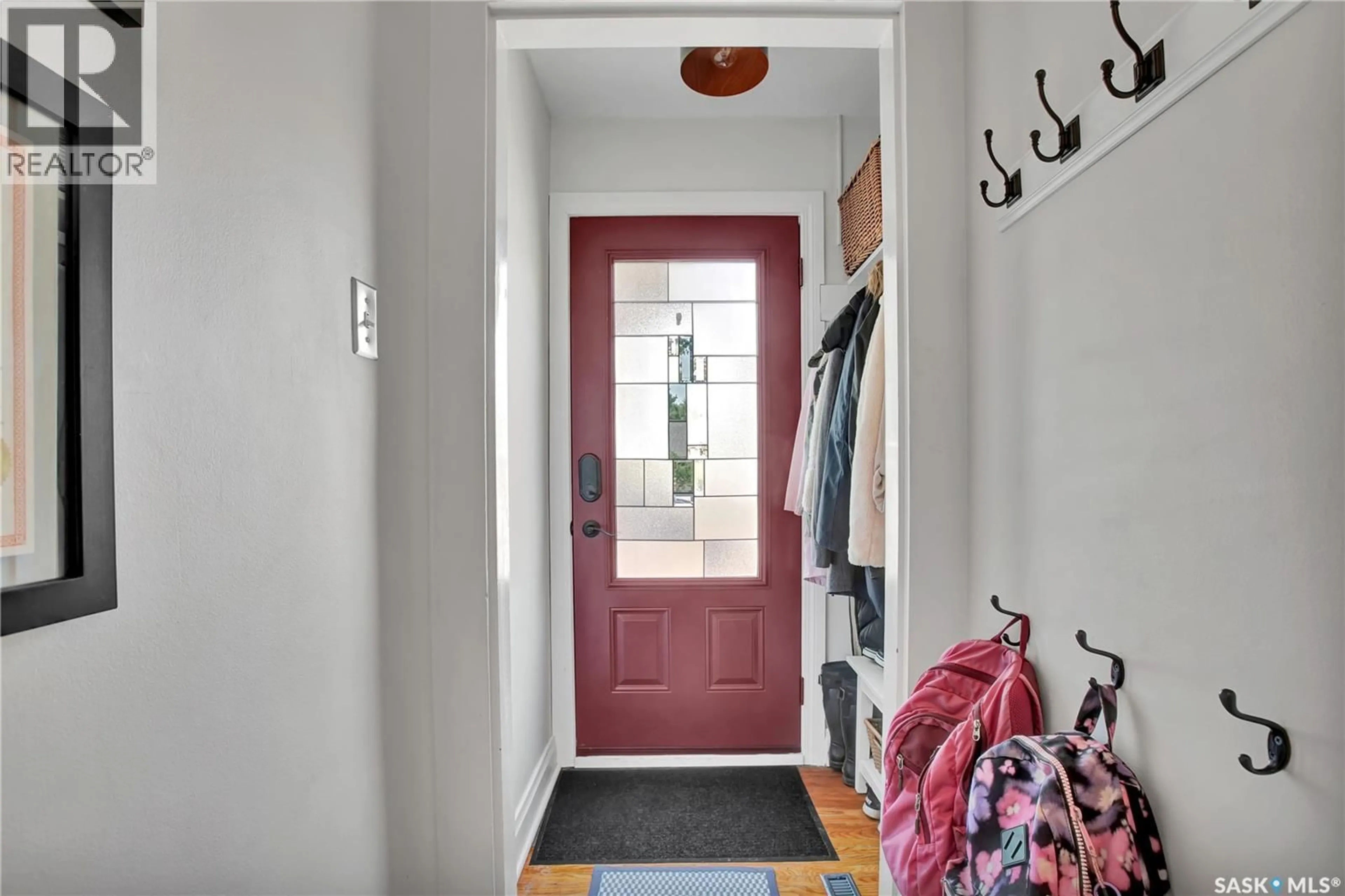 Indoor entryway for 930 6TH AVENUE, Saskatoon Saskatchewan S7K2T4