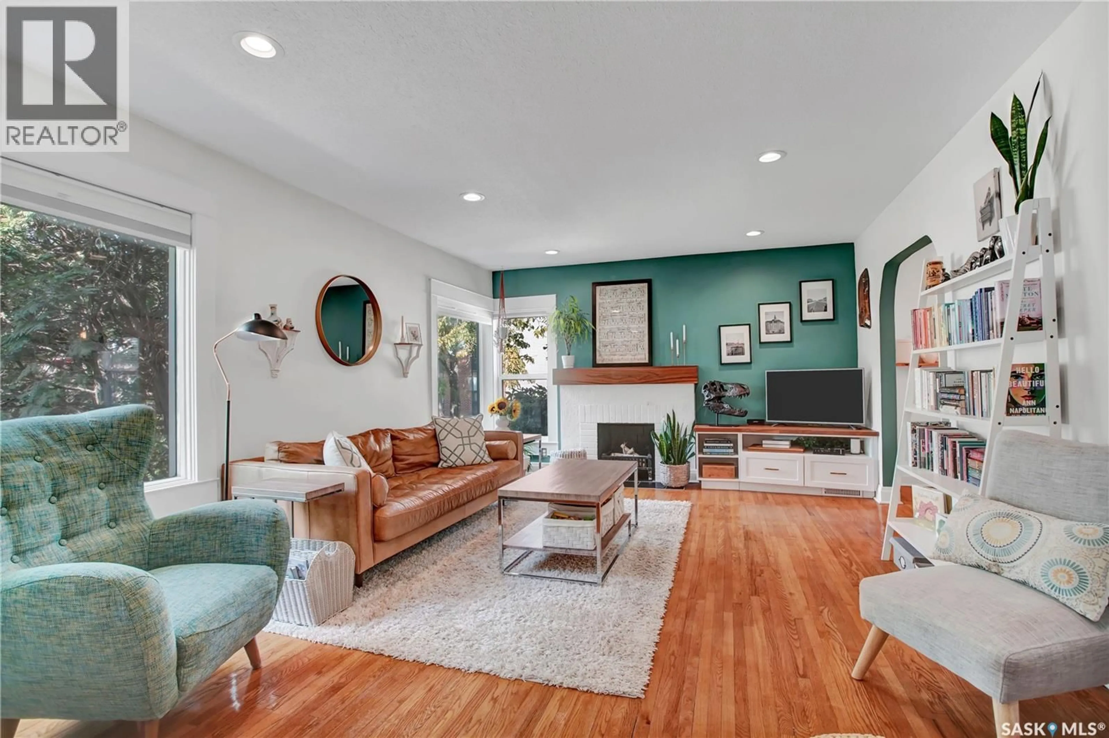 Living room with furniture, unknown for 930 6TH AVENUE, Saskatoon Saskatchewan S7K2T4