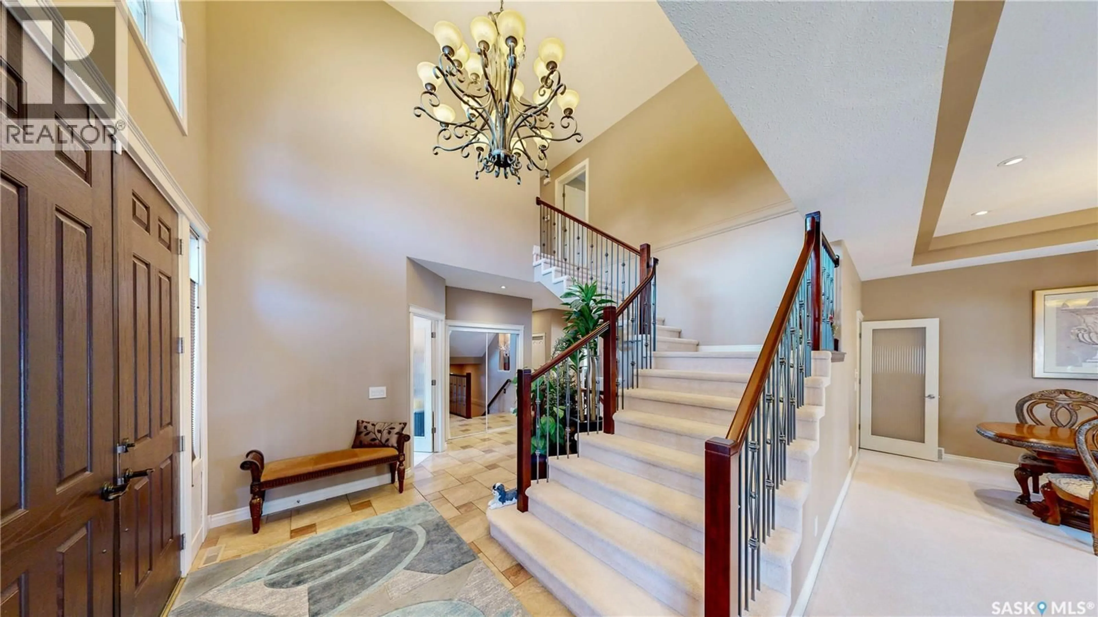 Indoor foyer for 8259 WASCANA GARDENS POINT, Regina Saskatchewan S4V1G8