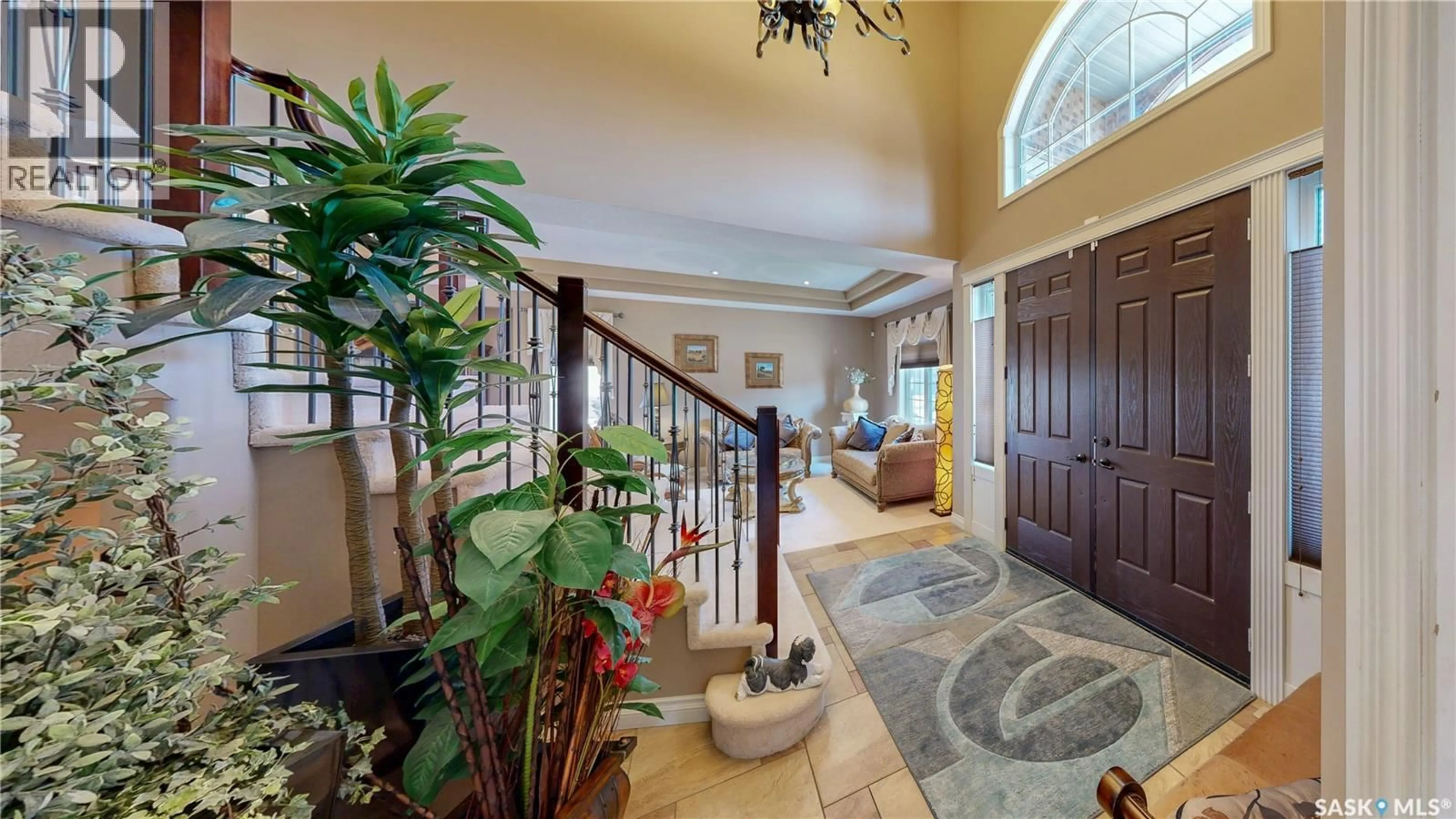 Indoor foyer for 8259 WASCANA GARDENS POINT, Regina Saskatchewan S4V1G8