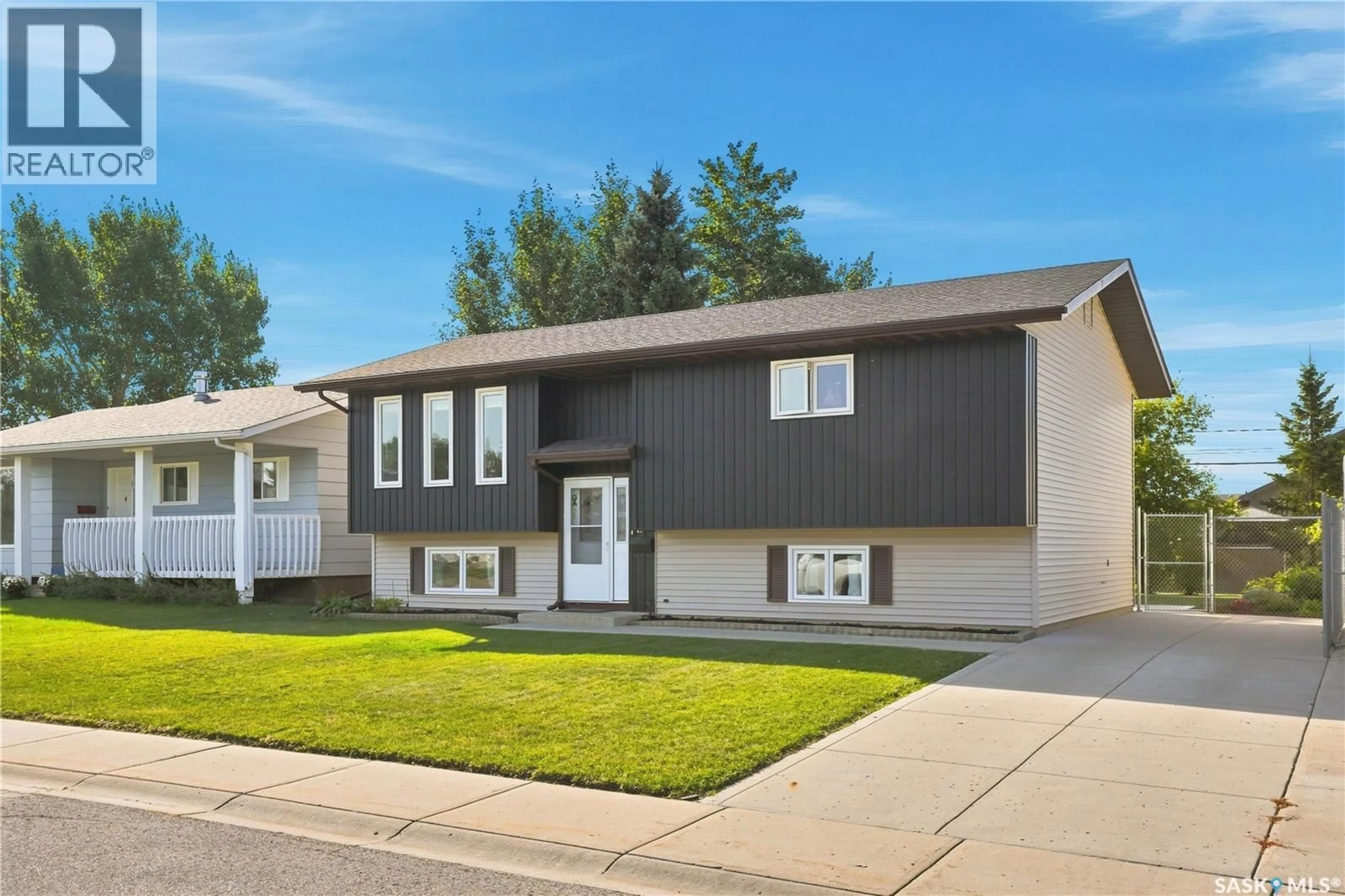 Home with vinyl exterior material, street for 402 FEHR CRESCENT, Martensville Saskatchewan S0K2T0