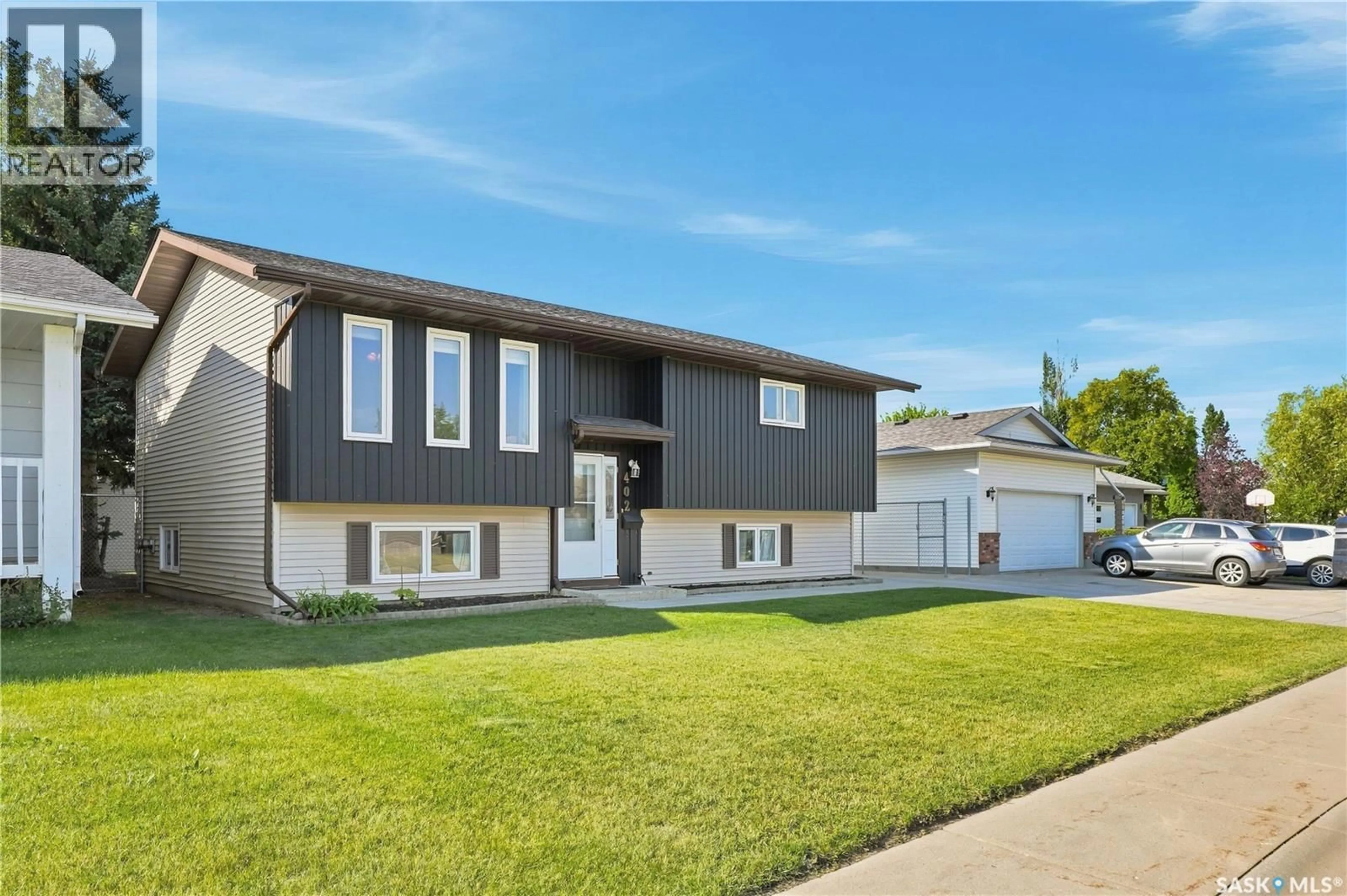 Home with vinyl exterior material, street for 402 FEHR CRESCENT, Martensville Saskatchewan S0K2T0