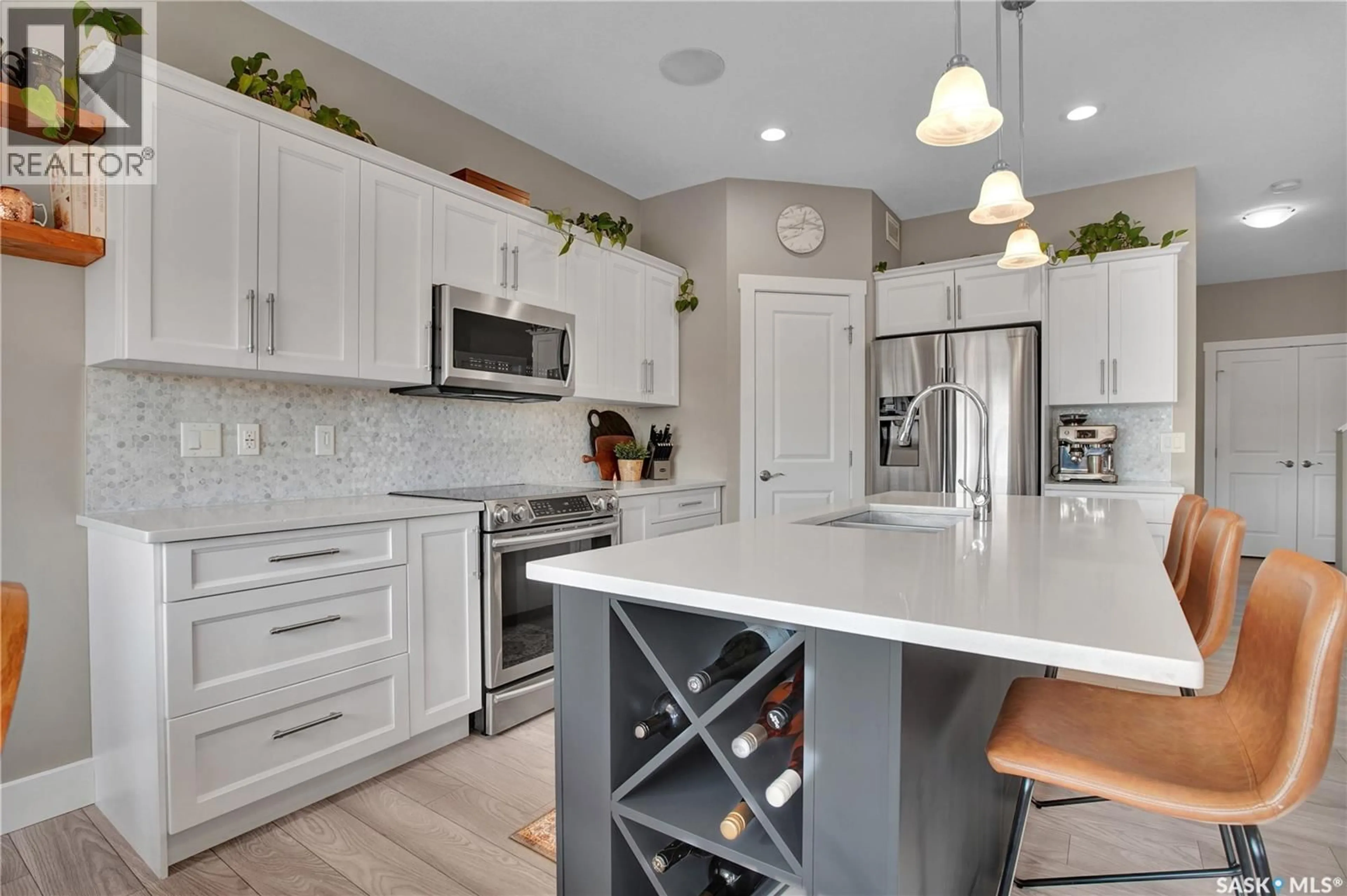 Contemporary kitchen, ceramic/tile floor for 667 KOLYNCHUK COURT, Saskatoon Saskatchewan S7T0W2