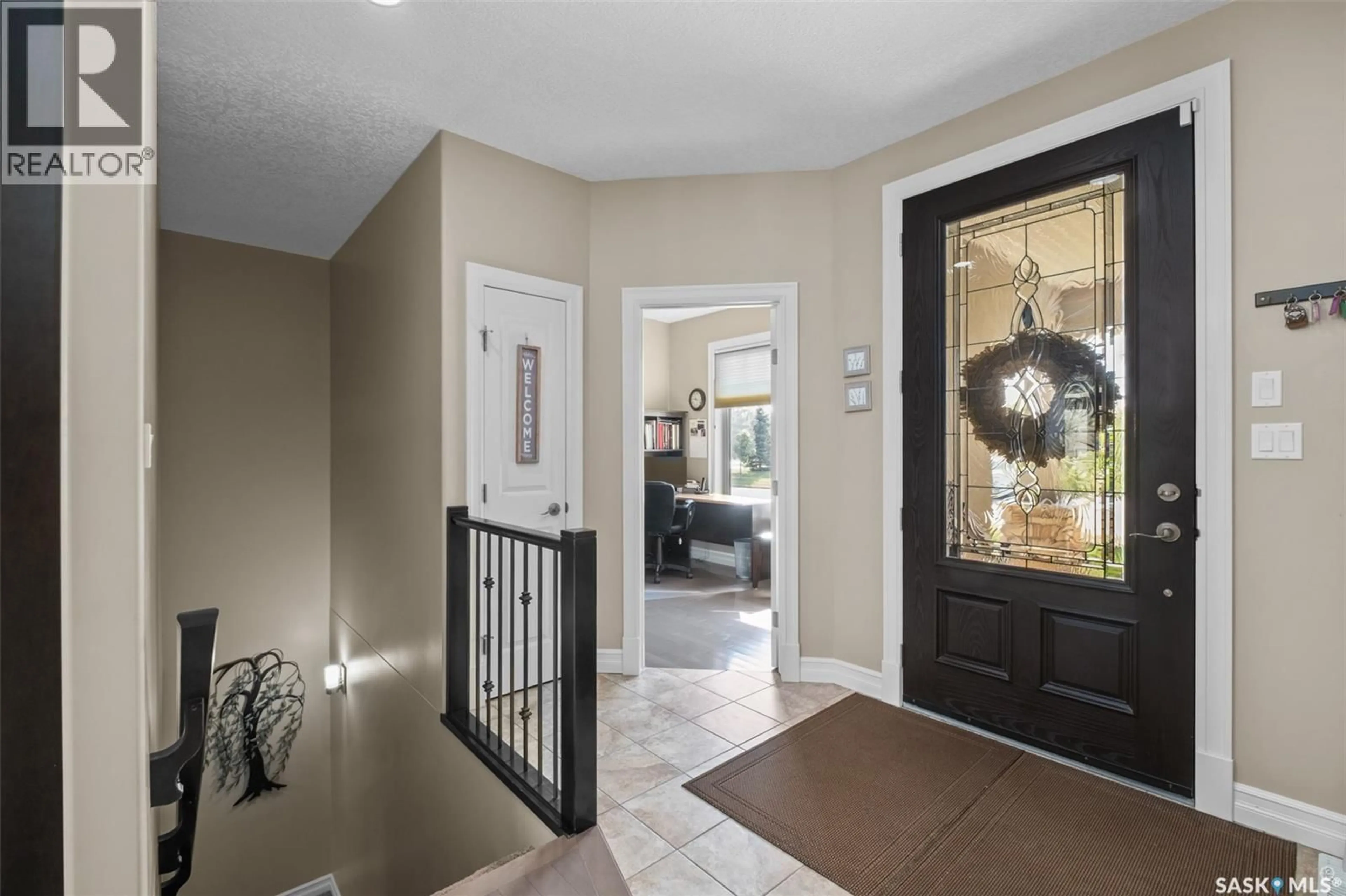 Indoor entryway for 18 - 2805 LAKEVIEW DRIVE, Prince Albert Saskatchewan S6W0A4